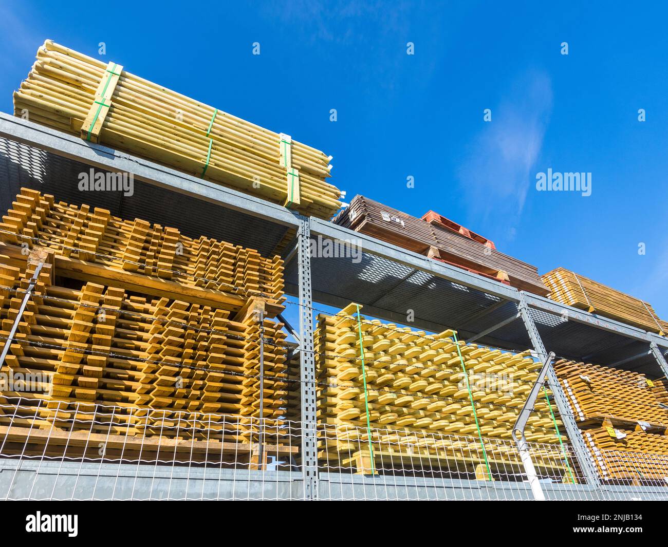 Außenregale mit geschnittenem Holz für Baubedarf im Geschäft Bricomarche – Chatellerault, Vienne (86), Frankreich. Stockfoto