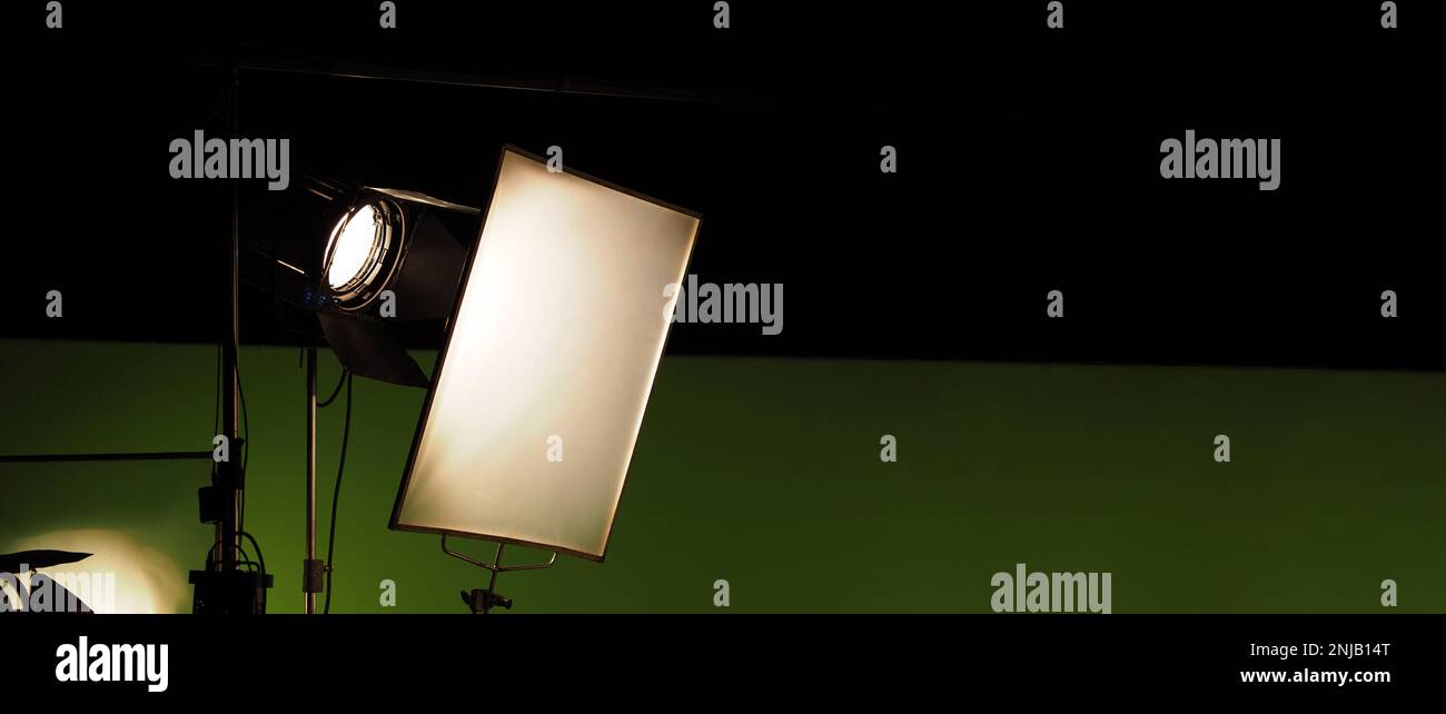 Filmlicht für Videoproduktionskamera im Studioset. Verwendung als  Studio-Fotolicht. Großer LED-Spot 5000W und Diffusor oder schwarzes Panel  erzeugen Lig Stockfotografie - Alamy