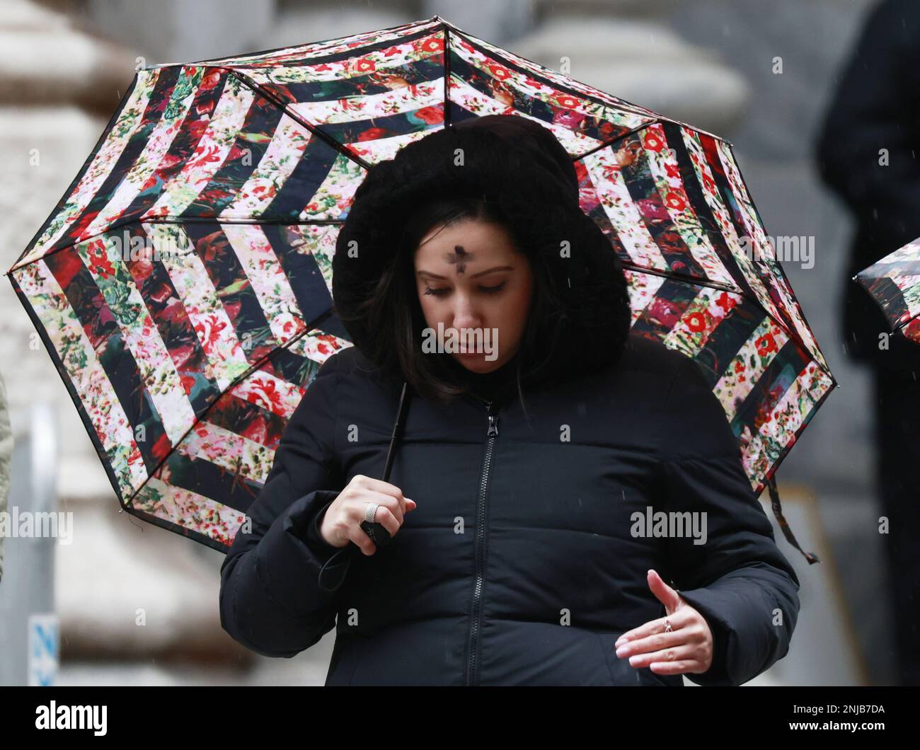 New York, Usa. 22. Februar 2023. Die Katholiken verlassen die St. Patrick's Cathedral, nachdem sie am 22. Februar 2023 in New York City Asche für Asche erhalten haben. Ash Wednesday ist ein heiliger Tag des Gebets und Fastens in vielen westlichen christlichen Stückelungen und markiert den ersten Tag der Fastenzeit. Foto: John Angelillo/UPI Credit: UPI/Alamy Live News Stockfoto