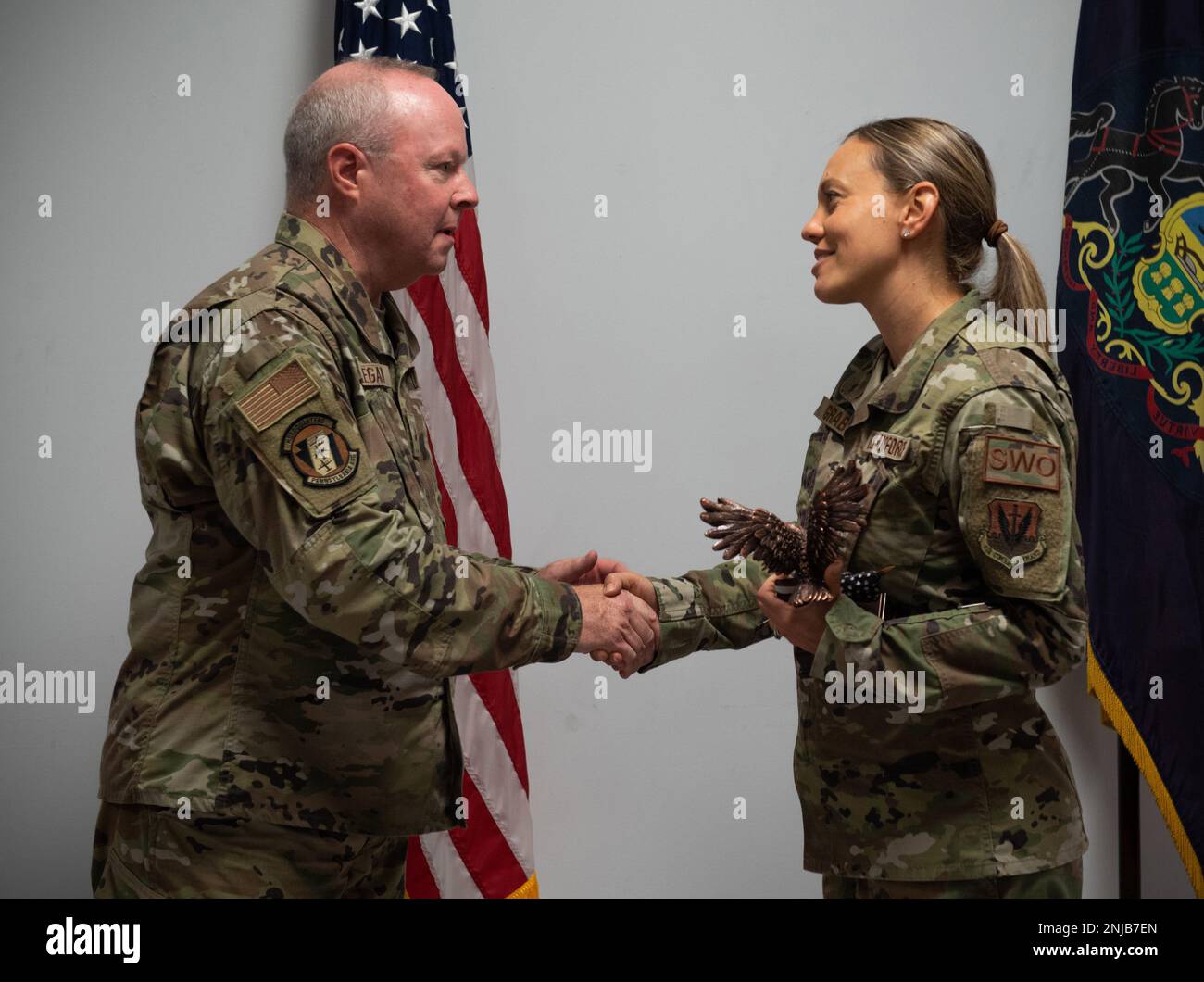 USA Luftwaffenbrücke. General Michael Regan Jr. (links), Deputy Adjutant General for Air, Pennsylvania National Guard, überreicht Senior Master Sgt. Kristin Graby auf dem Special Operations Wing (SOW) 193. am 6. August 2022 in Middletown, Pennsylvania, den „Outstanding Airman of the Year Award“. Jedes Jahr wird Airmen in fünf Wettbewerbskategorien mit dem SOW 193. für ihre außergewöhnlichen Leistungen und Leistungen ausgezeichnet. Stockfoto