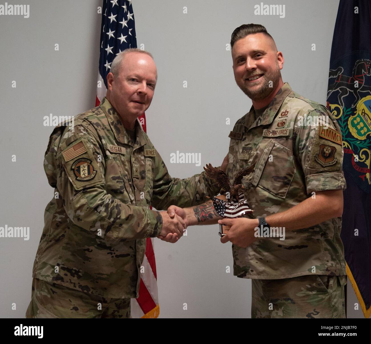 USA Luftwaffenbrücke. General Michael Regan Jr. (links), Deputy Adjutant General for Air, Pennsylvania National Guard, überreicht Staff Sgt. Alan McCutcheon den herausragenden Airman of the Year Award auf dem Special Operations Wing (SOW) 193. am 6. August 2022 in Middletown, Pennsylvania. Jedes Jahr wird Airmen in fünf Wettbewerbskategorien mit dem SOW 193. für ihre außergewöhnlichen Leistungen und Leistungen ausgezeichnet. Stockfoto