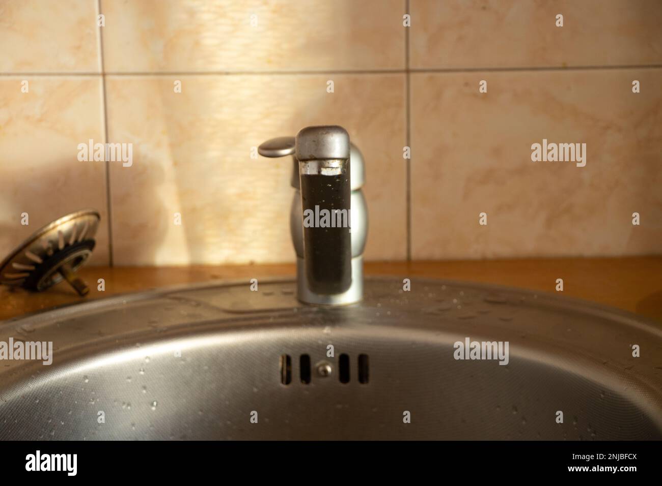 Wasserhahn für kaltes und heißes Wasser im Spülbecken Stockfoto
