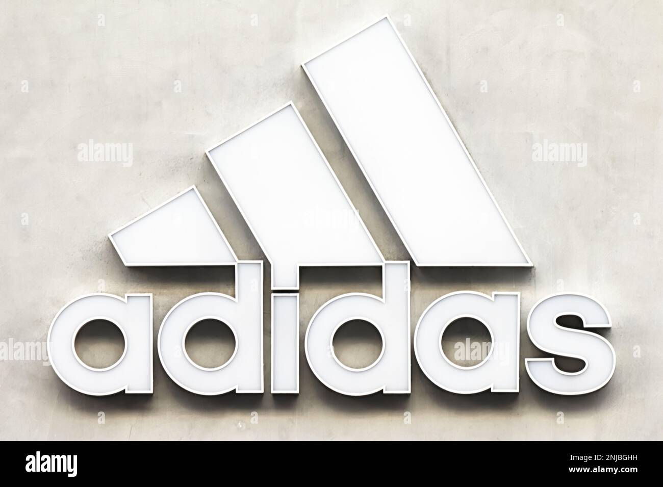 Tokio, Japan - 17. Februar 2021: Nahaufnahme des Adidas-Ladenschilds in Ikebukuro Japan Stockfoto