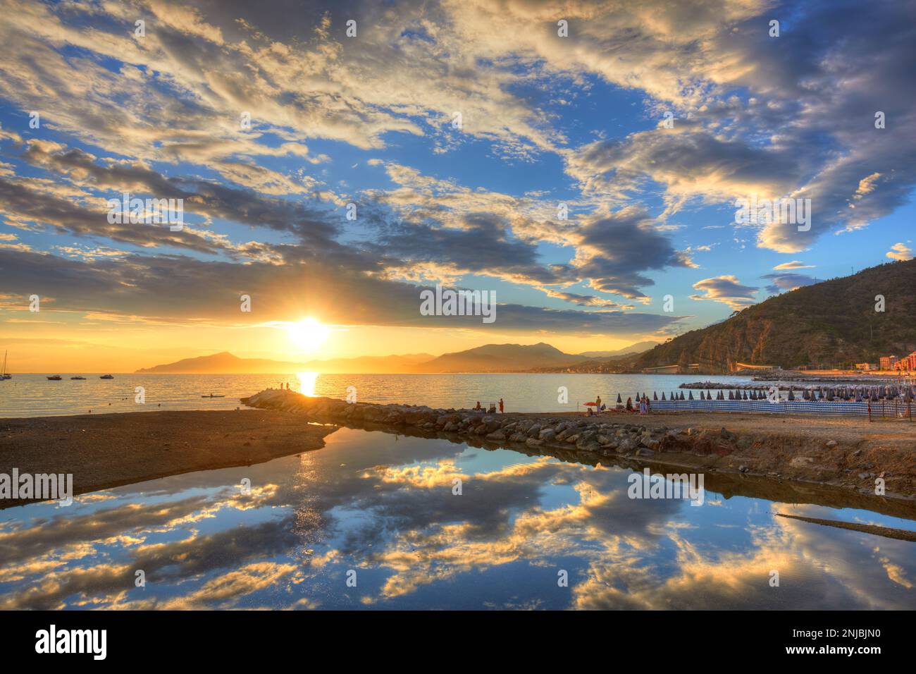 Lebendiger Sonnenuntergang im Meer, Sestri Levante, Italien Stockfoto