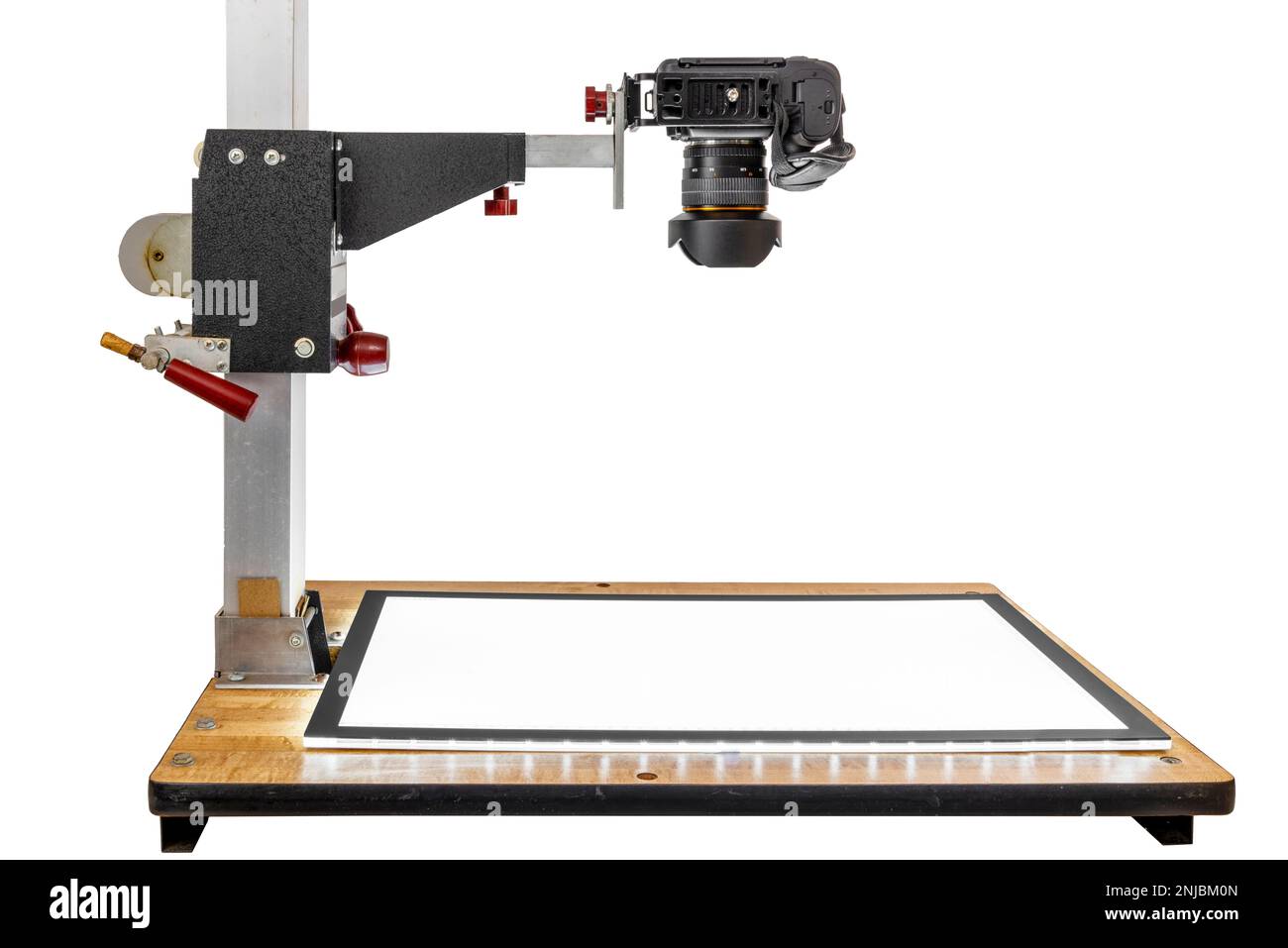 Horizontale Seitenaufnahme einer professionellen Digitalkamera auf einem Kopierständer mit Leuchtkasten. Isoliert auf weißem Hintergrund mit Kopierbereich. Stockfoto