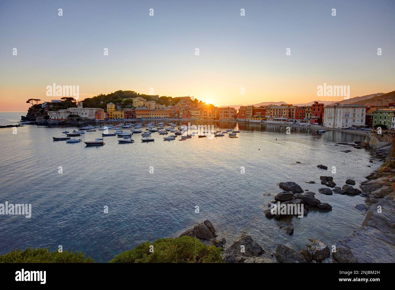 Stille Bucht bei Sonnenuntergang, Sestri Levante, Italien Stockfoto