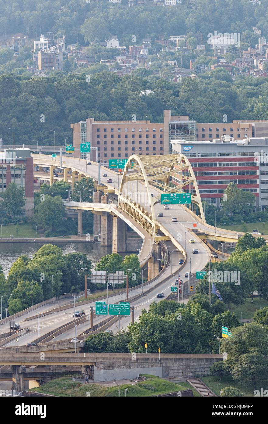 Pittsburghs Fort Duquesne Bridge, die als „Brücke nach Nirgendwo“ bezeichnet wurde, weil sie lange vor dem Bau der Verbindungsrampen fertiggestellt wurde. Stockfoto