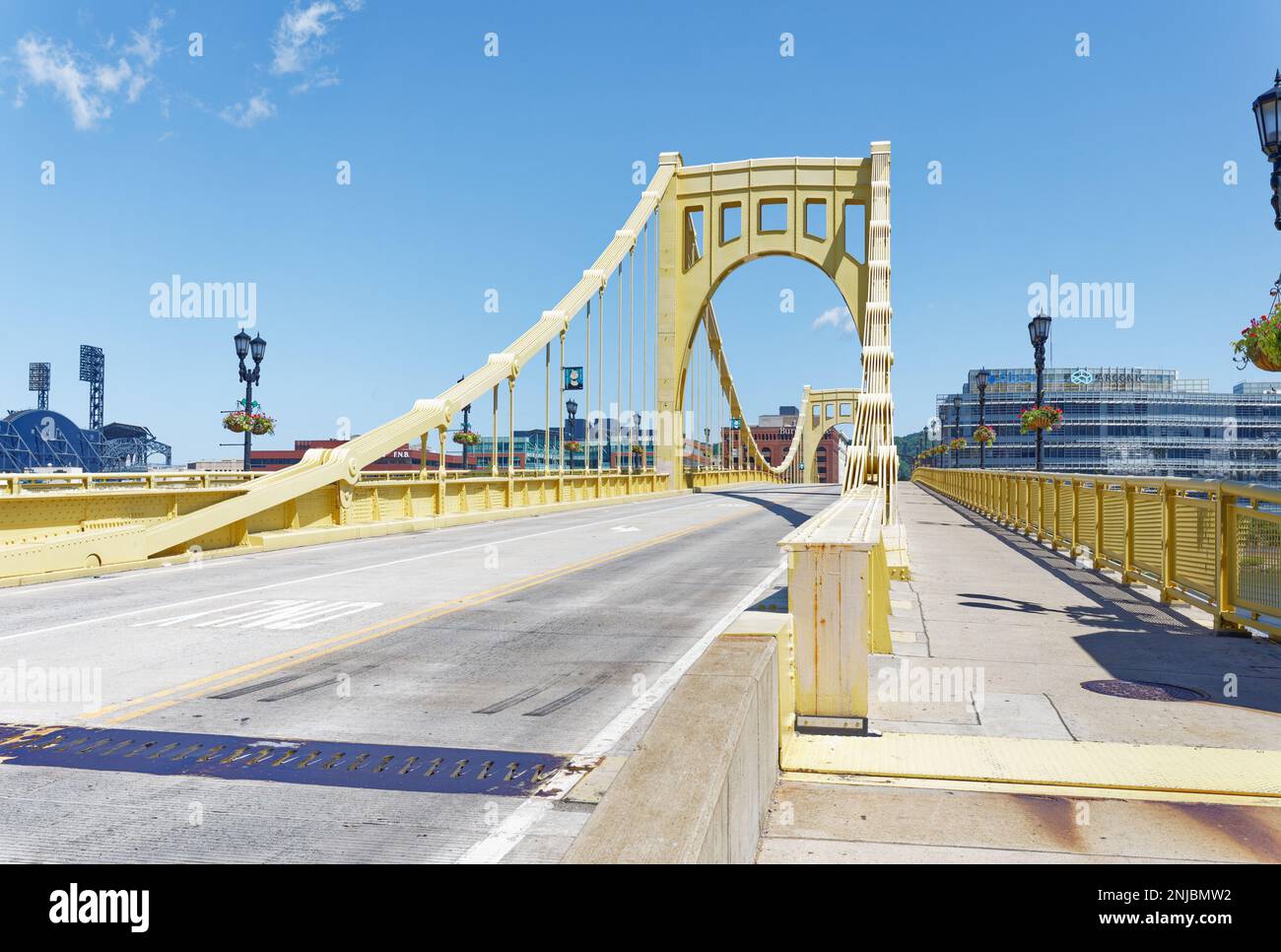 Andy Warhol Bridge, auch bekannt als 7. Street Bridge, erstreckt sich über den Allegheny River in der 7. Street. Stockfoto