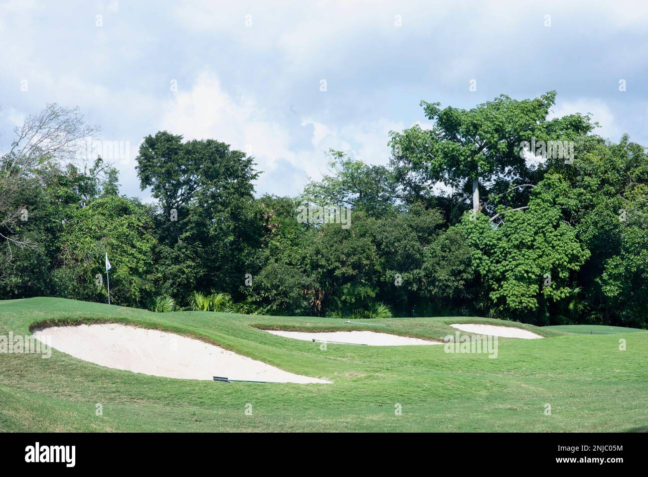 Eine Schaukel über das Grün mit Bunkern in einem Golfklub in Mexiko Stockfoto