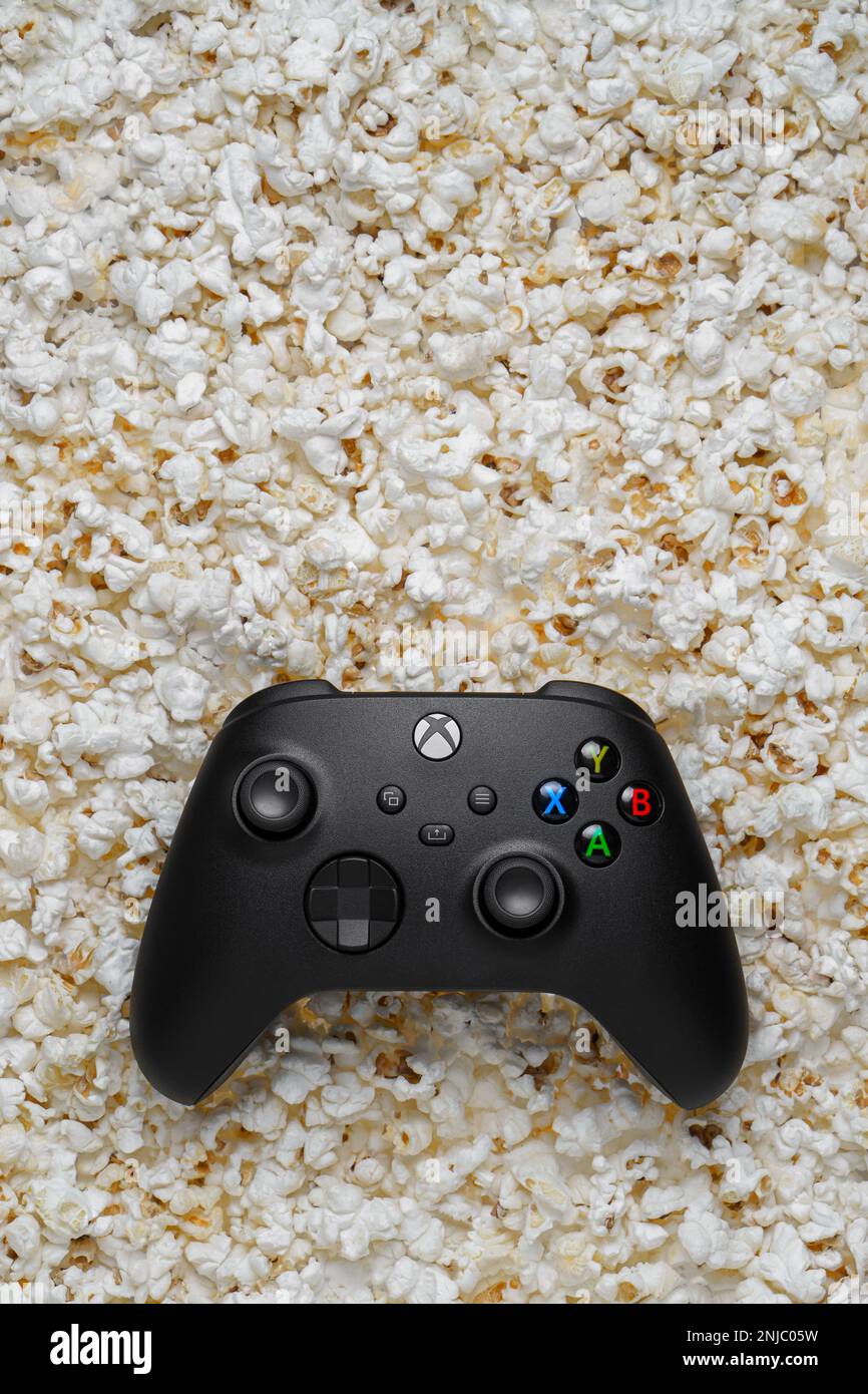 31. Januar 2021, Odessa, Ukraine. Ein schwarzer Xbox Wireless Controller. Kompatibel mit Xbox Serie X|S, Xbox One. Heller Popcorn-Hintergrund. Stockfoto