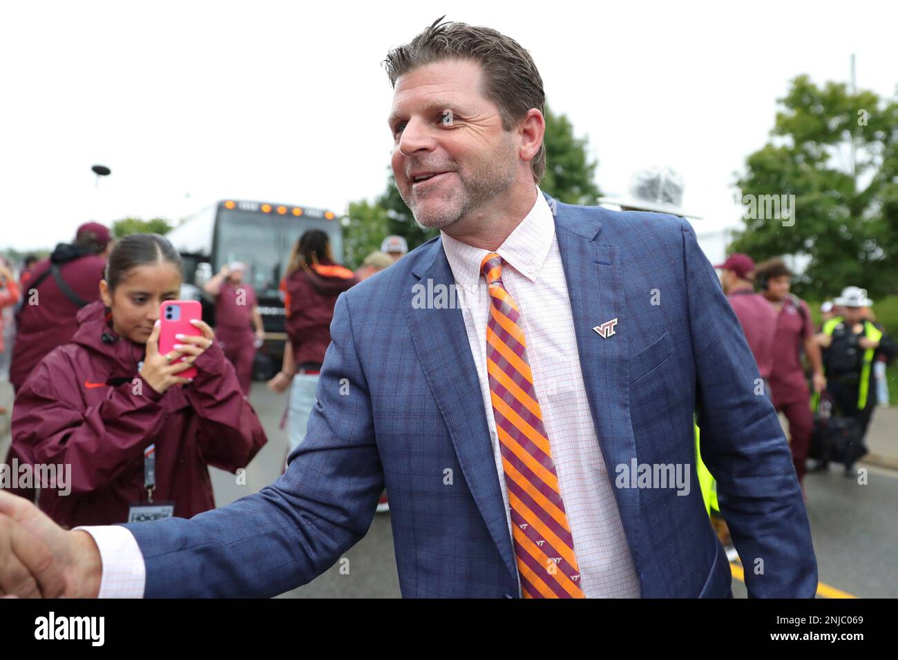 September 10, 2022: Virginia Tech Hokies head coach Brent Pry greets a fan during his first Hokie Walk along Beamer Way in Blacksburg, Virginia. Greg Atkins/CSM (Credit Image: © Greg Atkins/CSM via ZUMA Press Wire) (Cal Sport Media via AP Images) Stockfoto