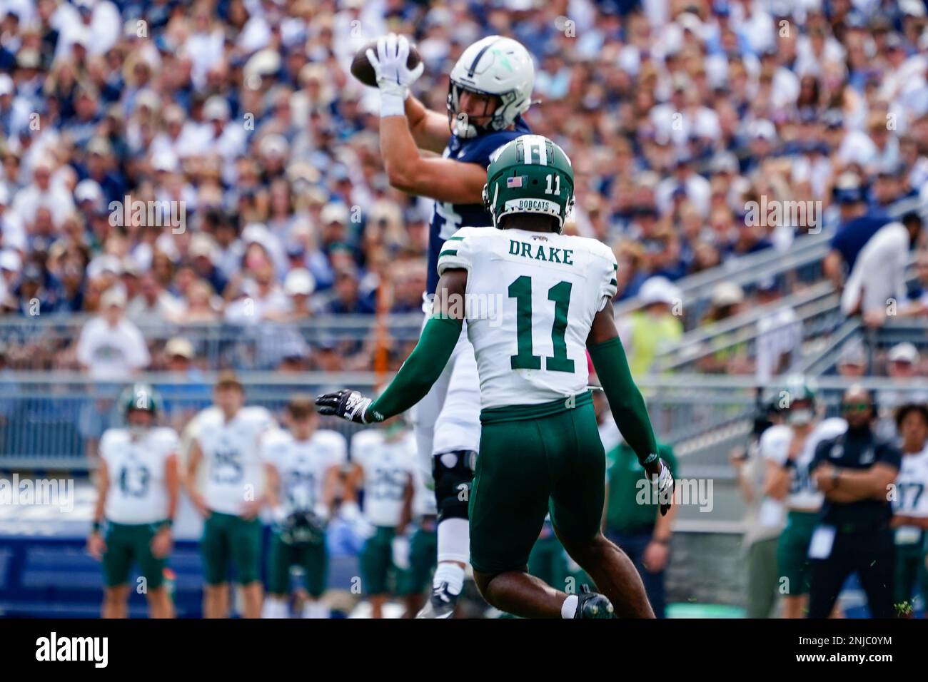 UNIVERSITY PARK, PA - SEPTEMBER 10: Penn State Nittany Lions Tight End Tyler Warren (44) makes a catch with Ohio Bobcats Safety Tariq Drake (11) defending during the first half of the College Football game between the Ohio Bobcats and Penn State Nittany Lions on September 10, 2022, at Beaver Stadium in University Park, PA. (Photo by Gregory Fisher/Icon Sportswire) (Icon Sportswire via AP Images) Stockfoto