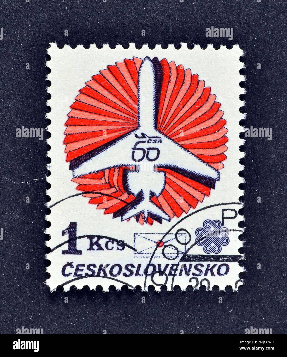 Annullierte Briefmarke gedruckt von der Tschechoslowakei, die Ilyushin Il-62m und Umschlag, Czechoslovak Airlines, 60. Jubiläum, um 1983 zeigt. Stockfoto