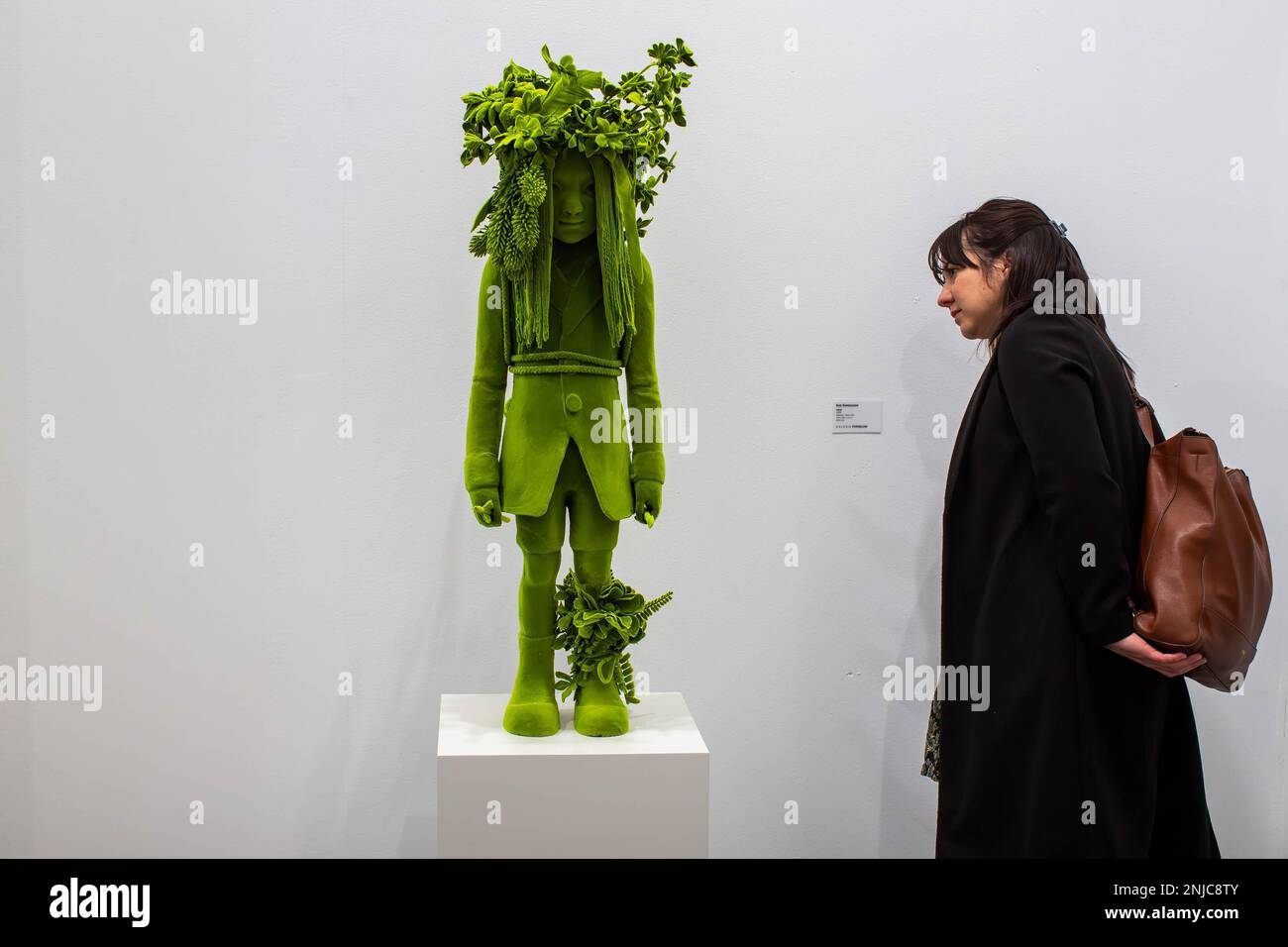 Madrid, Spanien. 22. Februar 2023. Eine Frau schaut sich die Skulptur mit dem Titel „Hunter“ des Künstlers Kim Simonsson an, am ersten Tag DER ARCO, der Internationalen Messe für zeitgenössische Kunst Spaniens, die 42. Ausgabe feiert. Sie wird bis Sonntag, den 26. Februar, gültig sein, und insgesamt nehmen 211 Galerien aus 36 Ländern Teil. Kredit: SOPA Images Limited/Alamy Live News Stockfoto