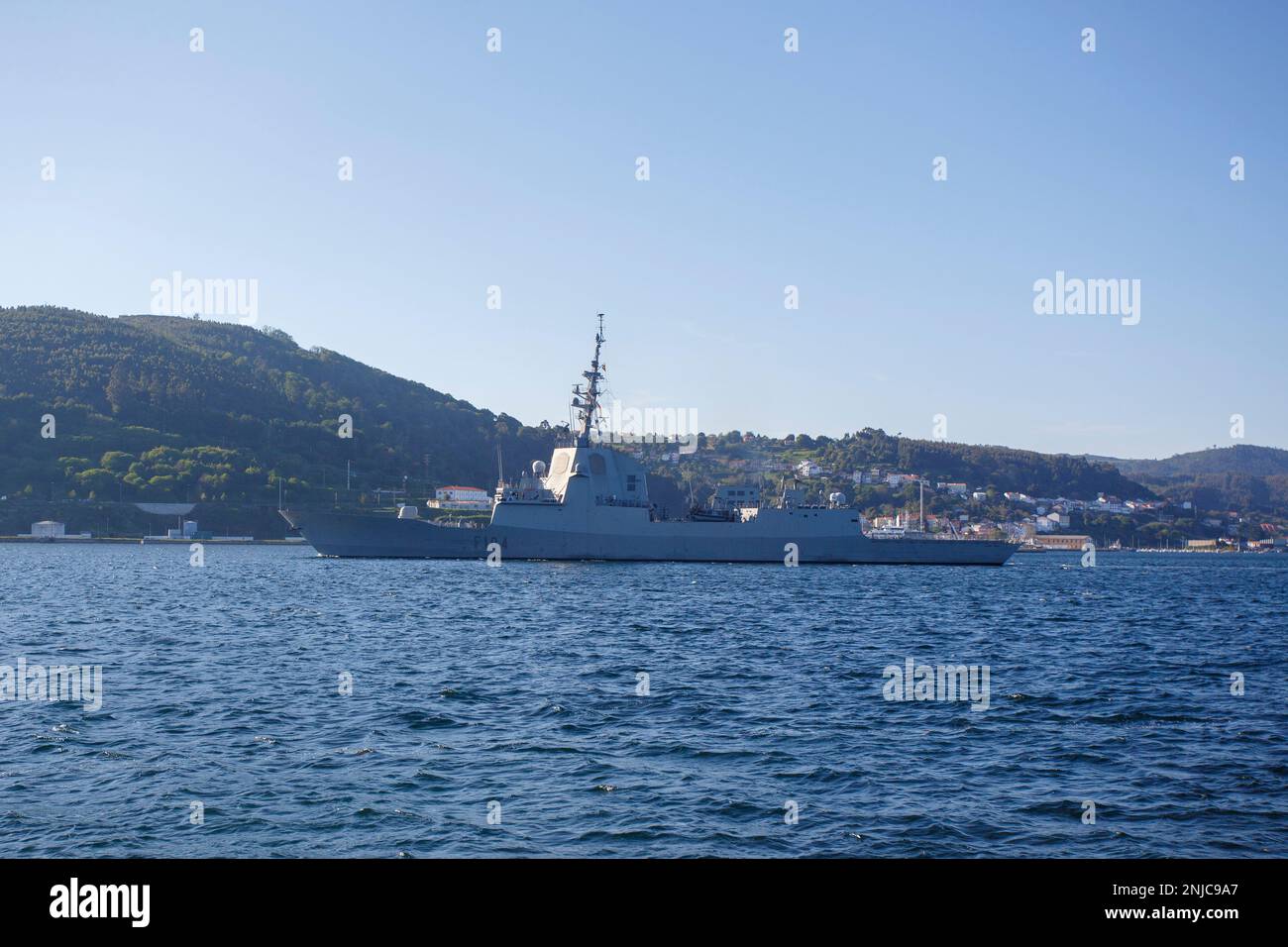 Kriegsschiff: NATO-Fregatte "Méndez Núñez" mit gelenkten Raketen, die am 5. Mai 2022 ihren Stützpunkt im Hafen von Ferrol, Spanien, verlassen Stockfoto