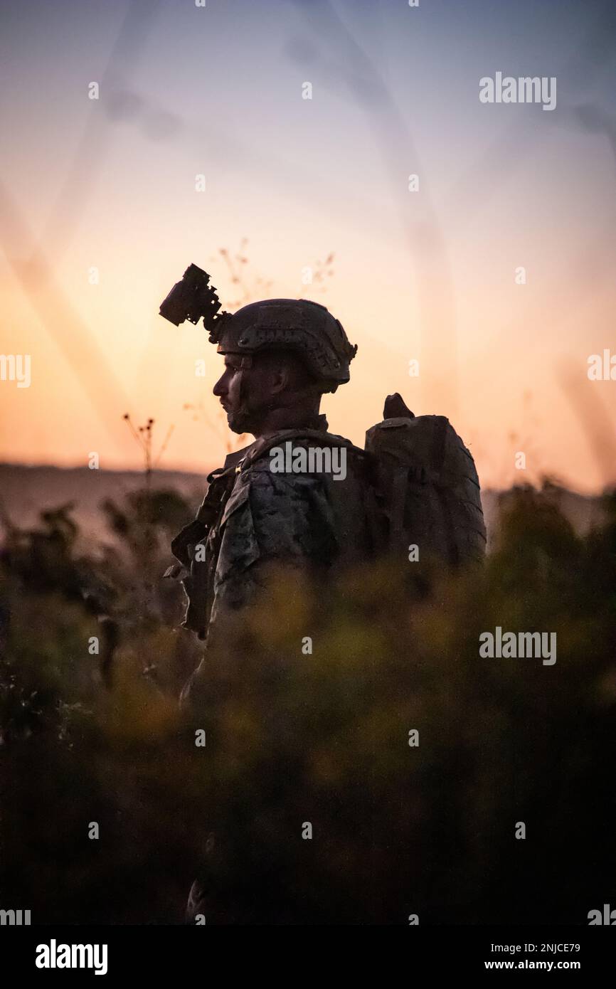 EIN US-AMERIKANISCHER Navy Corpsman bei India Company, 3. Bataillon, 1. Marinereviment, 1. Marine Division beobachtet einen Nachtfeuerbereich, der von brasilianischen Marines während der Übung Formosa in Goias, Brasilien, am 06. August 2022 durchgeführt wurde. Während dieses Trainings tauschen Marines Infanteriewissen und Taktiken mit brasilianischen Marines aus, um die Einsatzbereitschaft weiter zu verbessern. Übung Formosa konzentriert sich auf die Stärkung der Beziehungen und der Interoperabilität zwischen den US-Streitkräften und den brasilianischen Streitkräften und vermittelt das dauerhafte Versprechen, ein vertrauenswürdiger Nachbar zu sein. Stockfoto