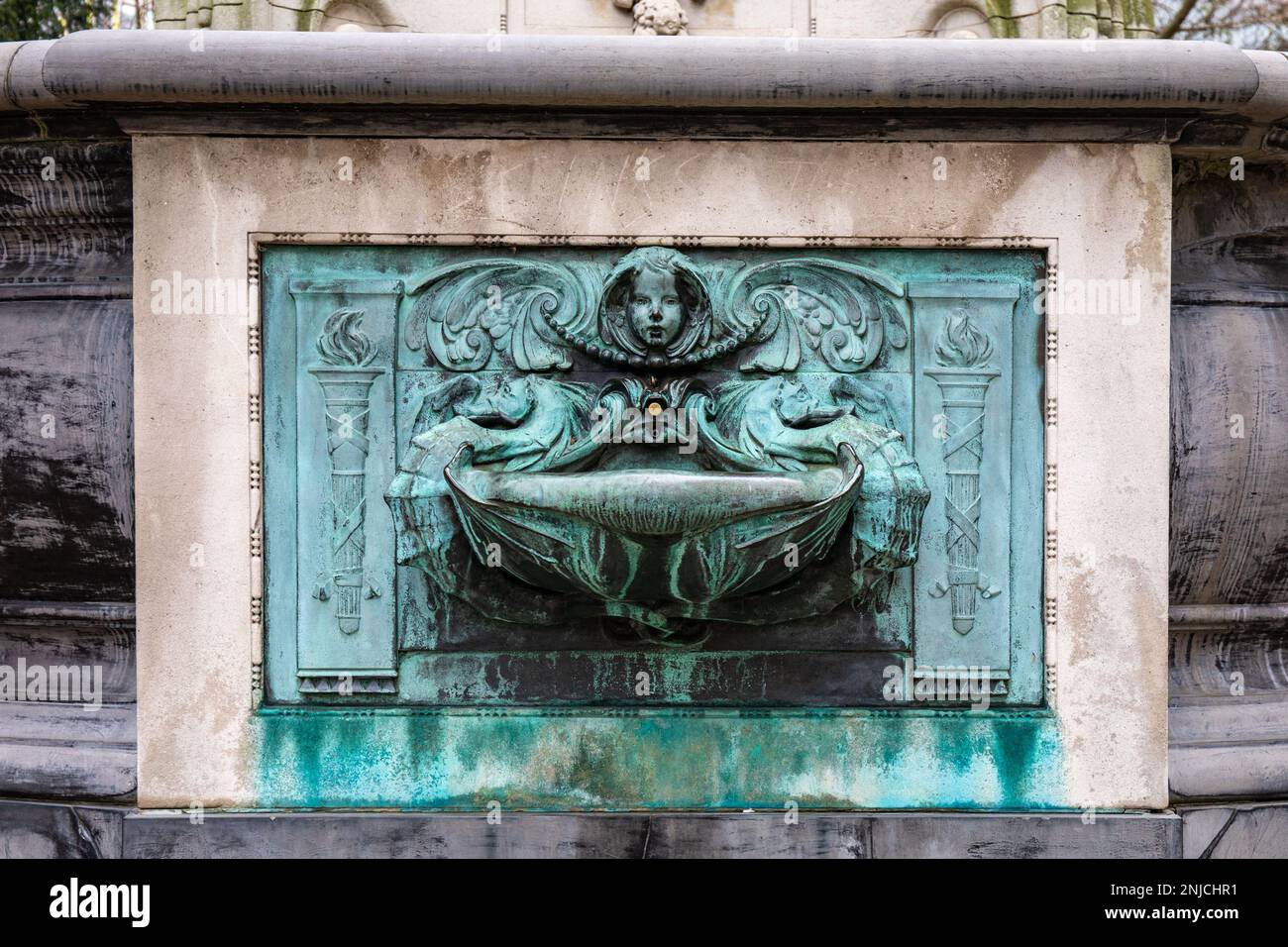 Messingbrunnen, ein Detail des Paul's Cross, im Hof der St Paul's Cathedral in London, England Stockfoto