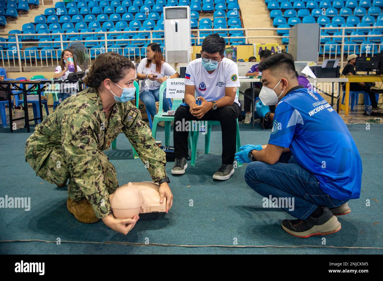 PUERTO PRINCESA, Philippinen (6. August 2022) – Fähnrich Meryn Holtslander aus Bluffton, South Carolina, Left, unterrichtet lokale Gesundheitsdienstleister im Rahmen eines Basic Life Support (BLS) Kurses im City Coliseum während der Pacific Partnership 2022. Die Pazifikpartnerschaft ist die größte multinationale Mission zur Vorbereitung auf humanitäre Hilfe und Katastrophenhilfe, die jährlich im Indo-Pazifik durchgeführt wird. Sie ist seit 17. Jahren Teil der Partnerschaft. Stockfoto