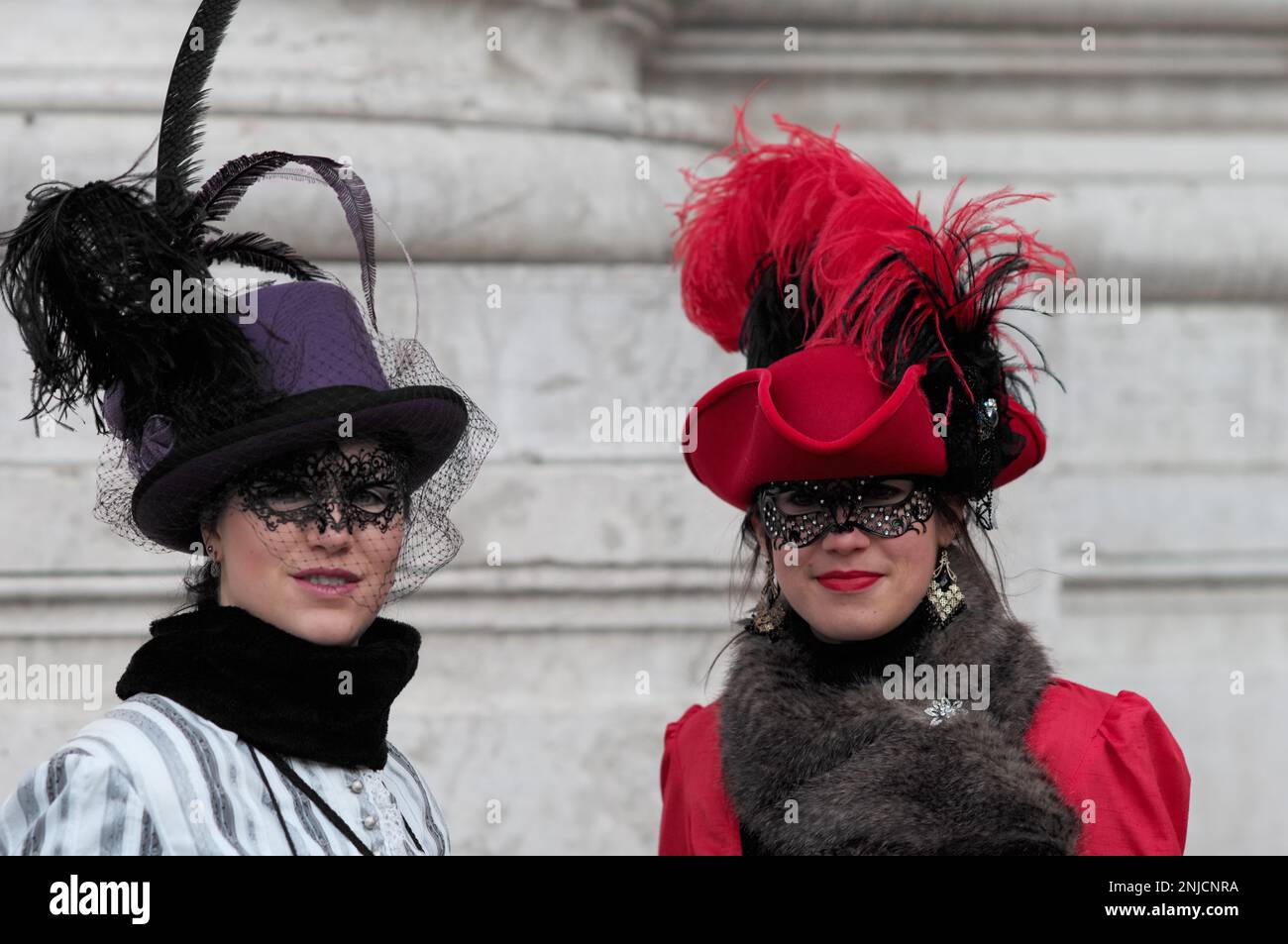 Wunderschöne maskierte Mädchen, auf dem Venedig Karneval, Italien Stockfoto