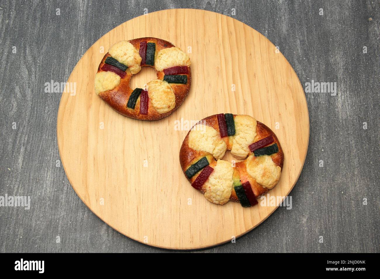 Der Roscon, Rosca de Reyes oder King Cake ist ein süßes Teigbrötchen, das mit kandierten oder kristallisierten Früchten dekoriert ist, mit Figuren im Inneren für Januar 6 Stockfoto