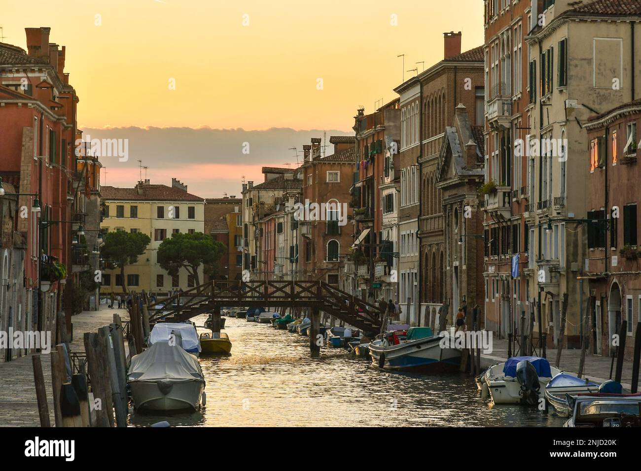 Rio di San Girolamo Kanal mit Ponte delle Cappuccine Holzbrücke im Sestiere von Cannaregio bei Sonnenuntergang, Venedig, Veneto, Italien Stockfoto