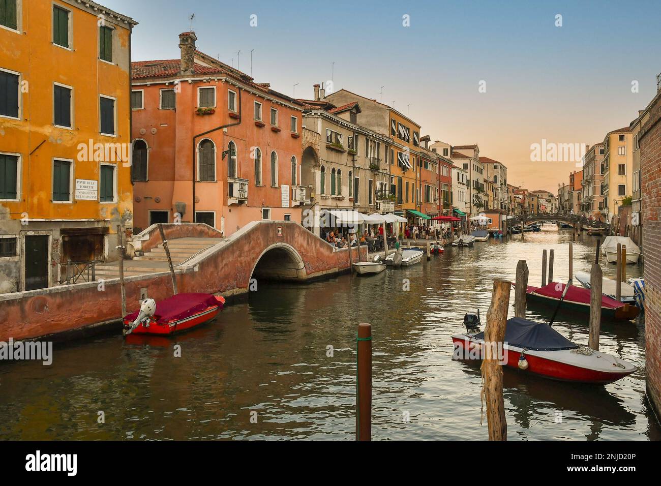 Rio della Misericordia Kanal mit Brücke Ponte de le Torete in der Sestiere von Cannaregio bei Sonnenuntergang, Venedig, Veneto, Italien Stockfoto