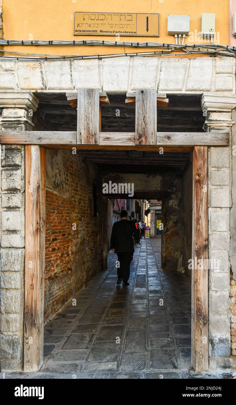 Eintritt in das alte Ghetto in der Sestiere von Cannaregio, Calle Ghetto Vecchio, Venedig, Veneto, Italien Stockfoto