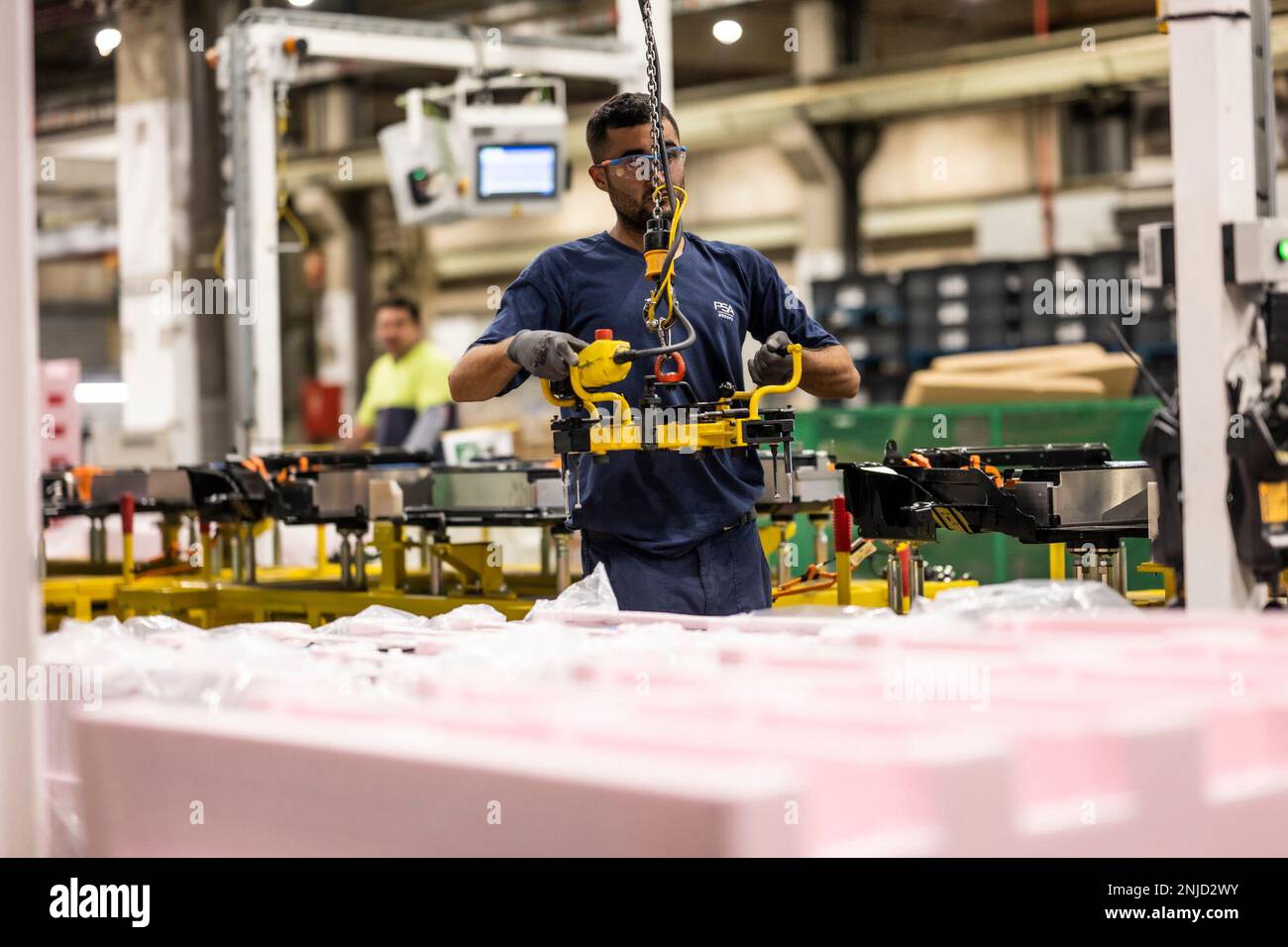 An employee at the Stellantis automotive plant in Figueruelas, Zaragoza, Aragon (Spain), on September 7, 2022. The Stellantis factory resumed production in all its shifts last Sunday, September 4, after the plant canceled its activity in the two production lines since Tuesday, August 30, due to a lack of components. 07 SEPTEMBER 2022;STELLANTIS FACTORY;FIGUERUELAS;ZARAGOZA;AUTOMOBILE PLANT Marcos Cebrián / Europa Press 09/07/2022 (Europa Press via AP) Stockfoto