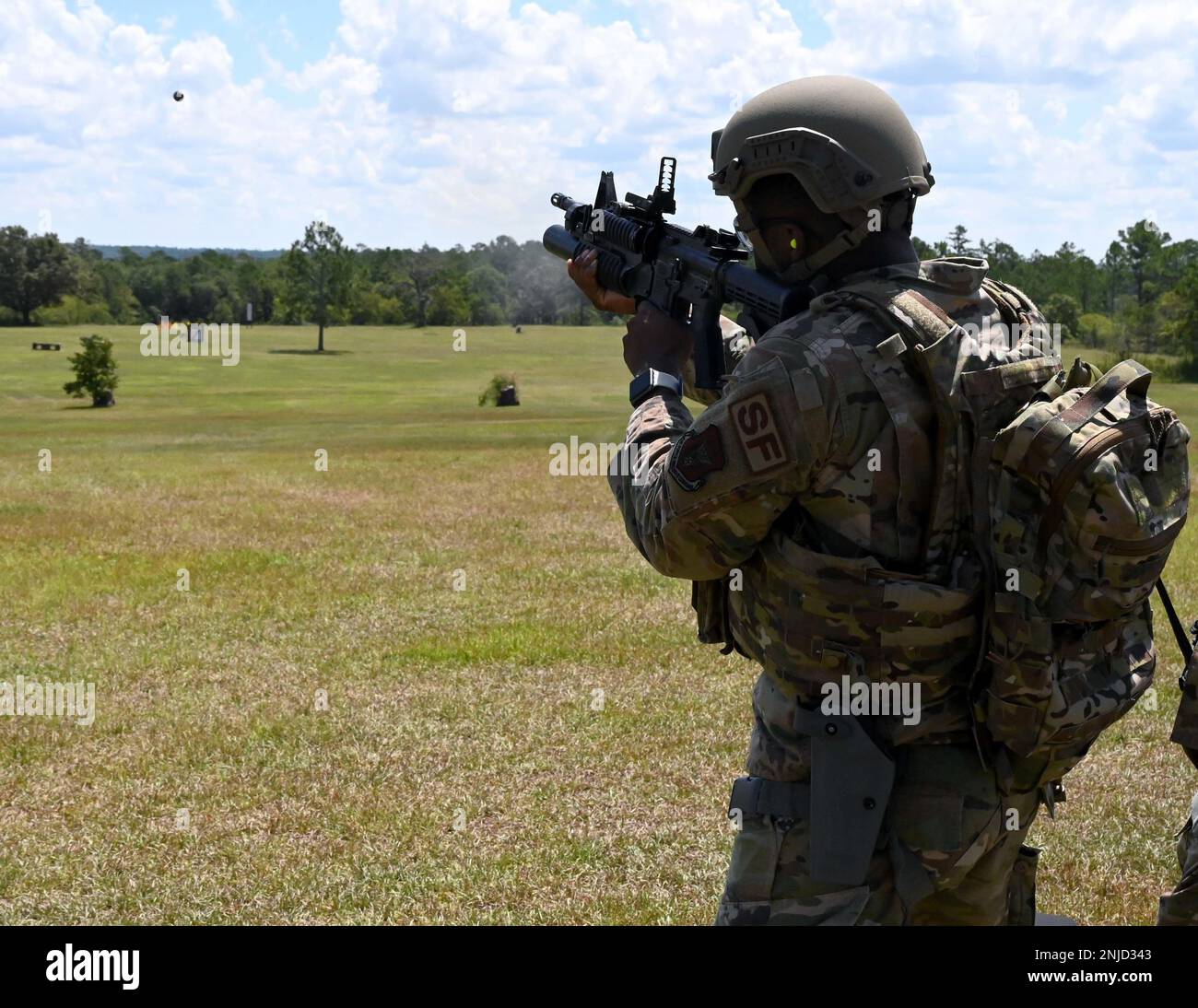 Der Flieger Joel Williams, ein Verteidiger der 908th Security Forces Squadron, feuert am 6. August 2022 einen M203-Granatwerfer in Fort Rucker, Alabama ab. Der M203-Granatwerfer ist ein einmaliger Granatwerfer unter dem Lauf, der am M16- oder M4-Karabiner befestigt wird. 22. Luftwaffe, Luftbildungs- und Ausbildungskommando, Global Strike Command der Luftwaffe, MH-139A Grey Wolf, Luftwaffe Reservekommando, Fort rucker, Stockfoto
