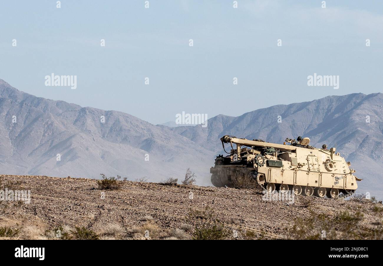 Ein Bergungsfahrzeug M88A1 vom 2. Panzerbrigade-Kampfteam, 1. Infanteriedivision, fährt zum nächsten Kontrollpunkt am National Training Center in Fort Irwin, Kalifornien, am 6. August 2022. 2ABCT nahm an der Rotation um 22-09 Uhr am NTC Teil, um ihre militärischen Fähigkeiten und die Teambereitschaft in einer Kampfumgebung zu testen. Stockfoto