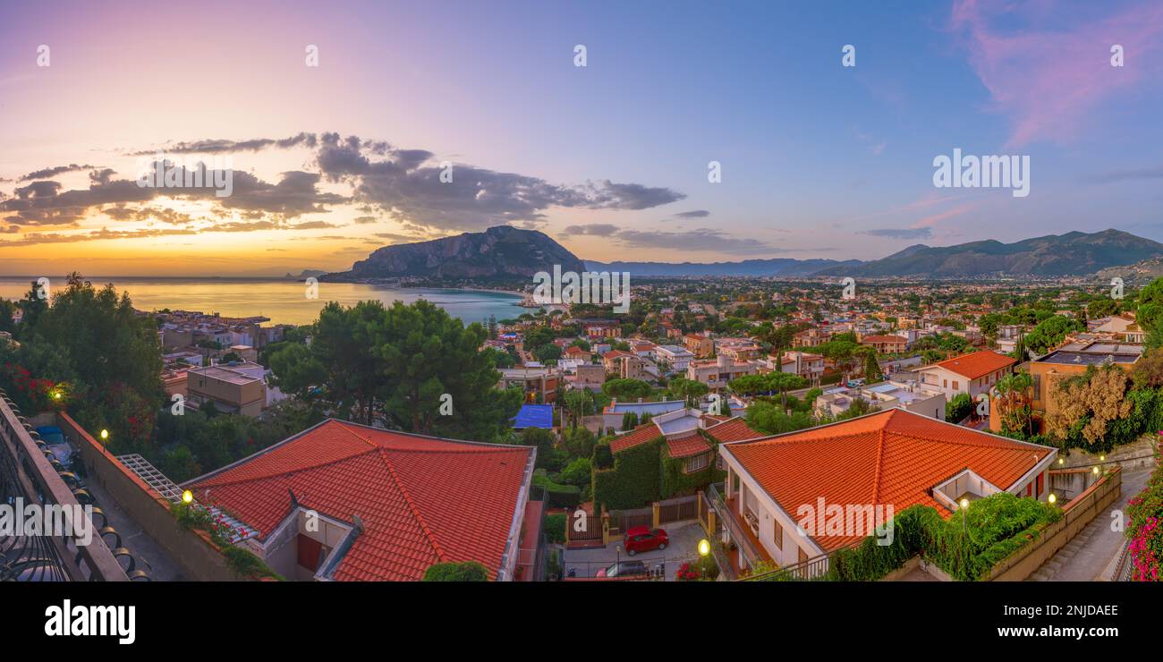 Palermo, Sizilien, Italien, im Stadtbezirk Mondello bei Tagesanbruch. Stockfoto