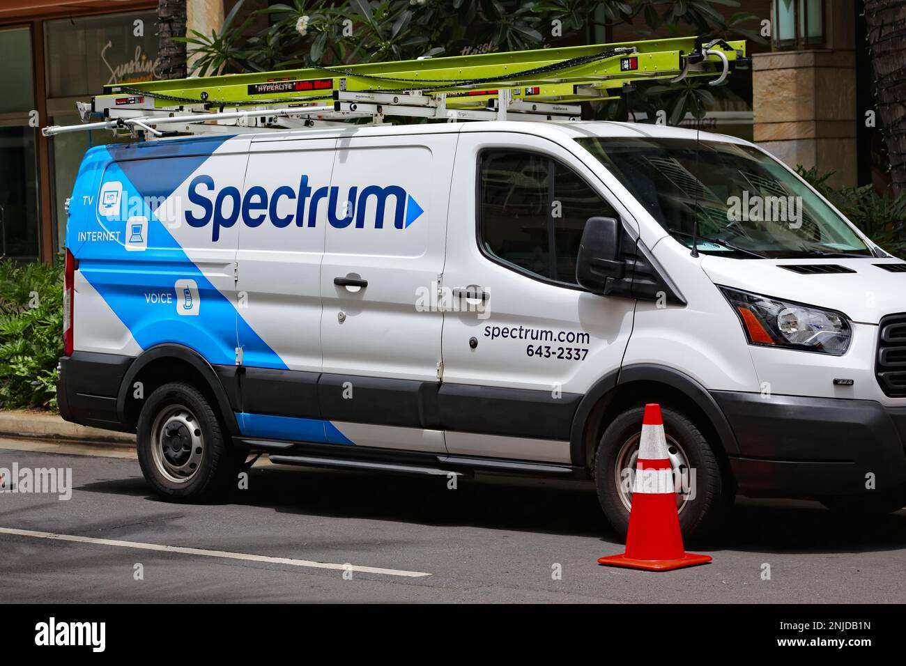 Honolulu, HI - 20. Juni 2020: Logo des Spectrum Cable Provider auf einem Servicefahrzeug, das in einer sonnigen Straße geparkt ist. Stockfoto