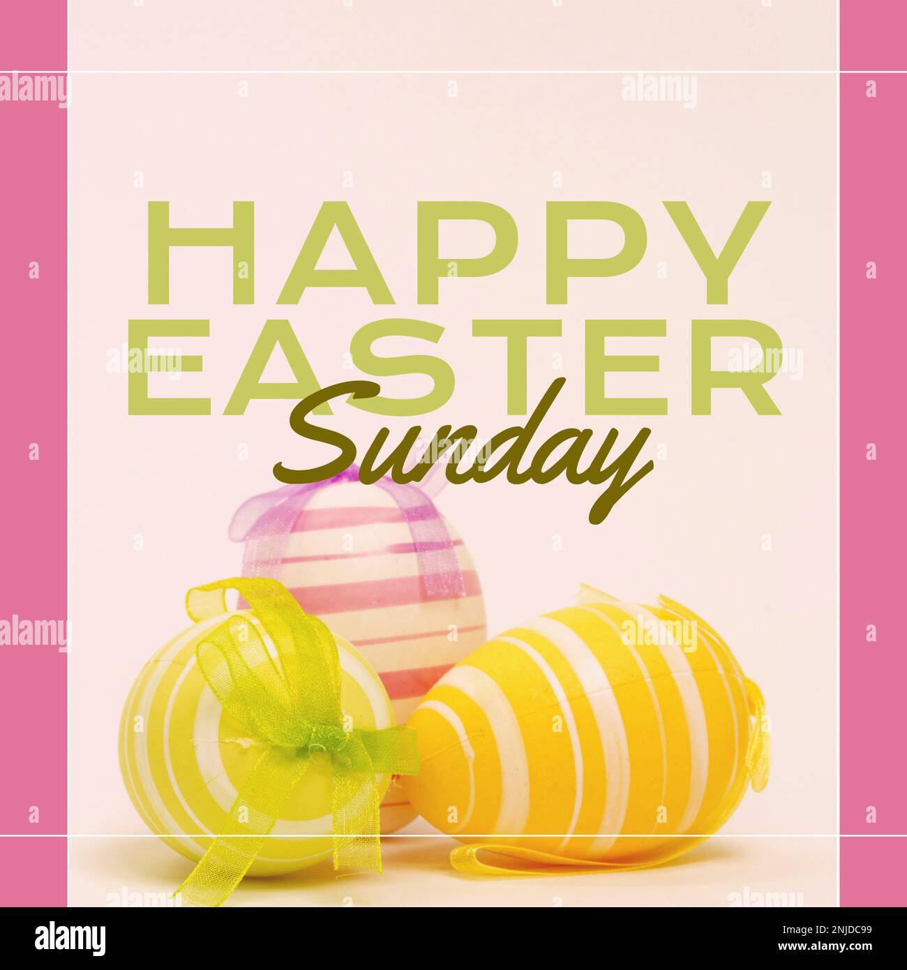 Illustrierendes Bild des Textes „Happy easter sunday“ vor pinkfarbenem Hintergrund, Kopierbereich. Christentum, Feiern, Kulturen und Urlaubskonzept. Stockfoto