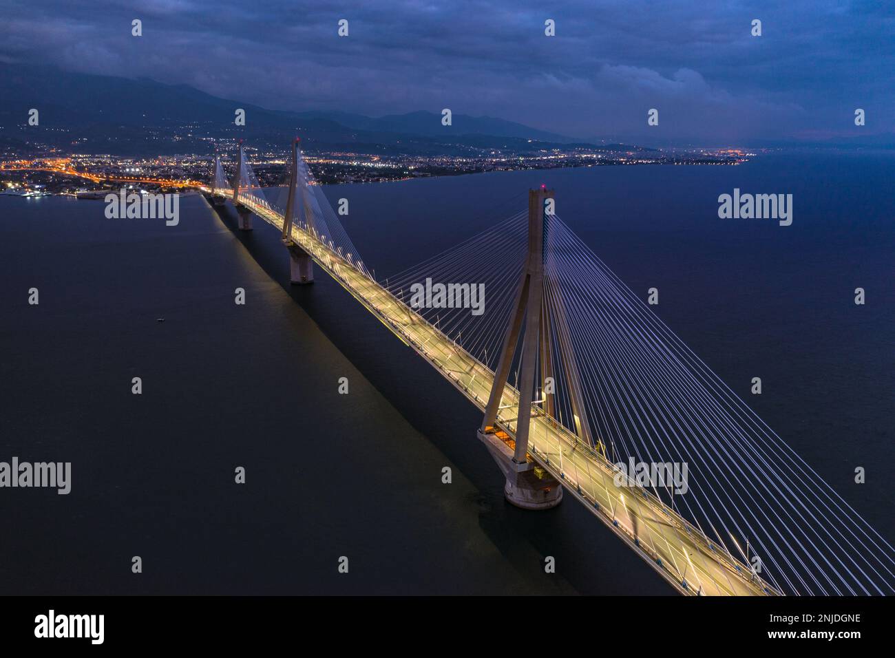 Die Rio-Antirrio-Brücke, offiziell die Charilaos-Trikoupis-Brücke, die längste mehrspurige Kabelbrücke und die längste der voll aufgehängten Brücke, G Stockfoto