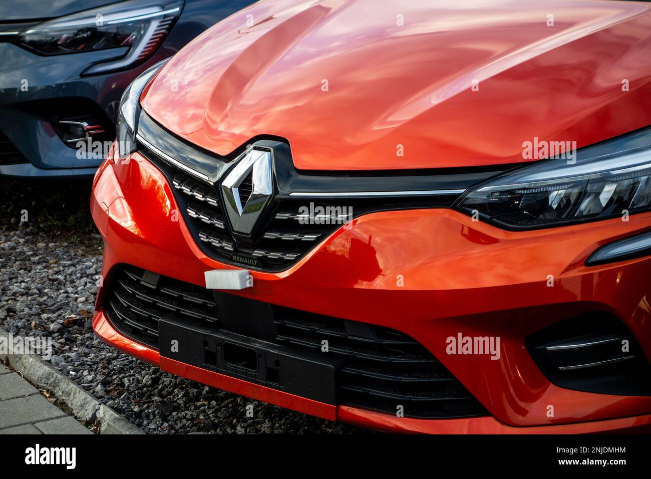 OSTRAVA, TSCHECHISCHE REPUBLIK - 22. FEBRUAR 2023: Frontteil des brandneuen roten Renault Clio-Fließhecks im Händlerbetrieb Stockfoto