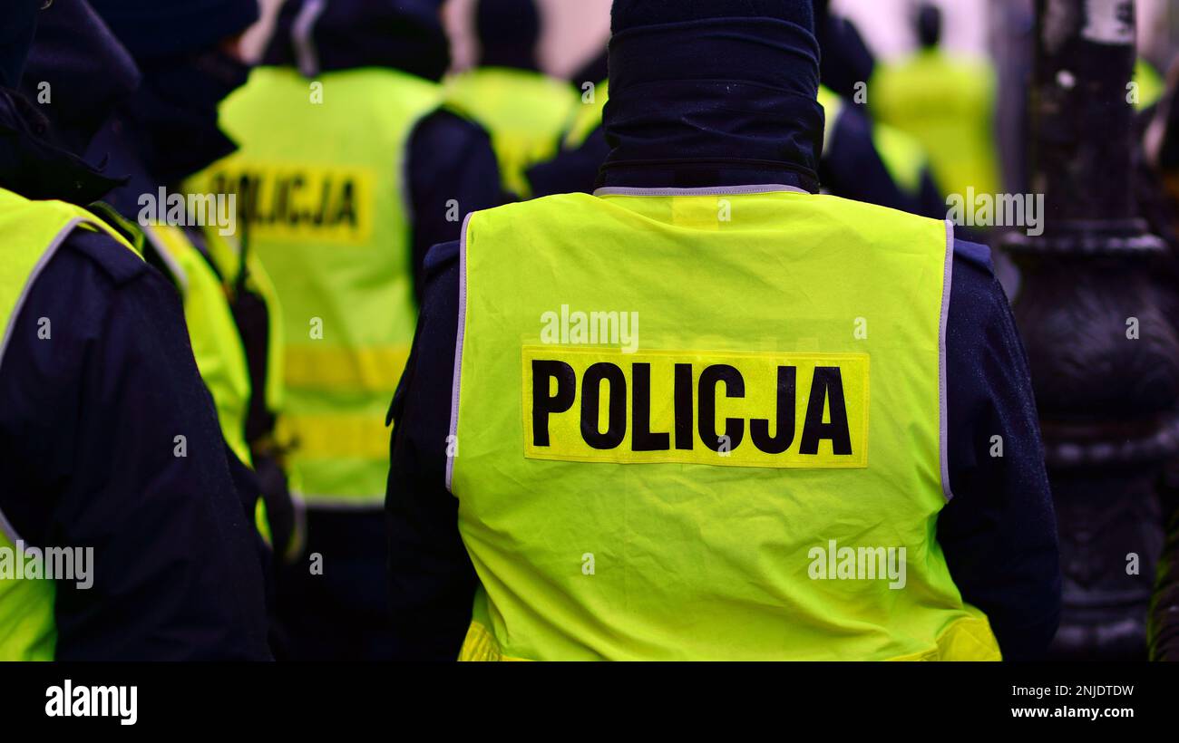 Polnische Polizisten in gelben fluoreszierenden Jacken Stockfoto
