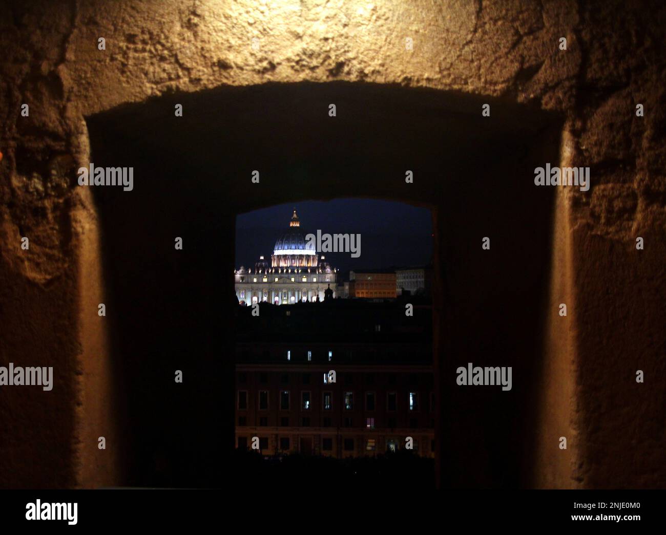 Blick auf die gerahmte Peterskirche bei Nacht, Rom, Italien Stockfoto