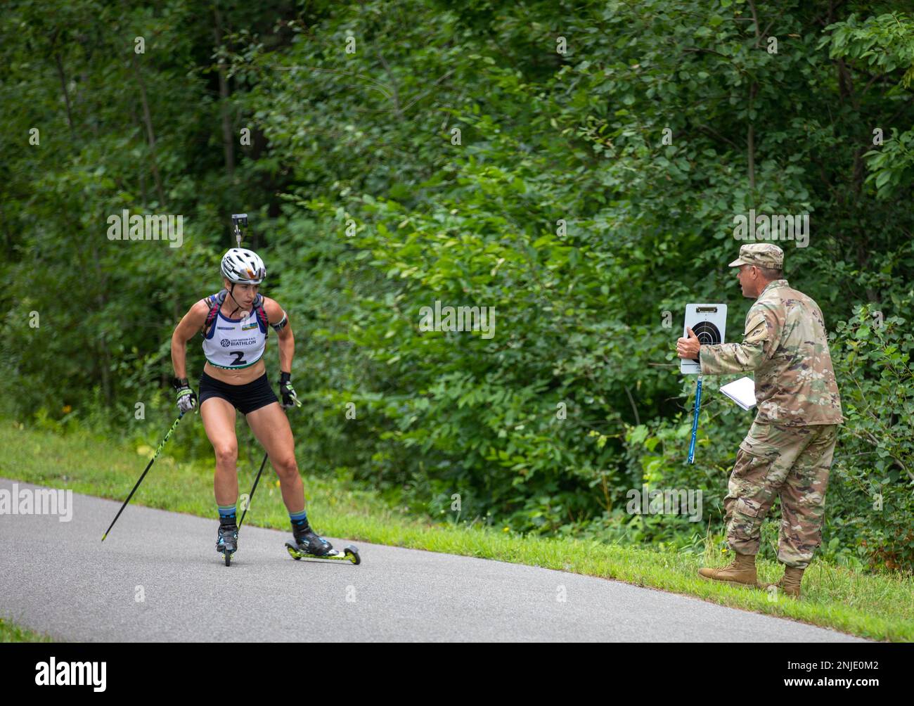 USA Soldaten der Nationalgarde von Vermont treten in den USA an National Roller-Ski Biathlon Championships auf der Ethan Allen Firing Range, Jericho, V., 7. August 2022. Deedra Irwin ist im Frauenwettbewerb an erster Stelle. Während Maxime Germain im Wettbewerb der Männer an erster Stelle stand. Stockfoto