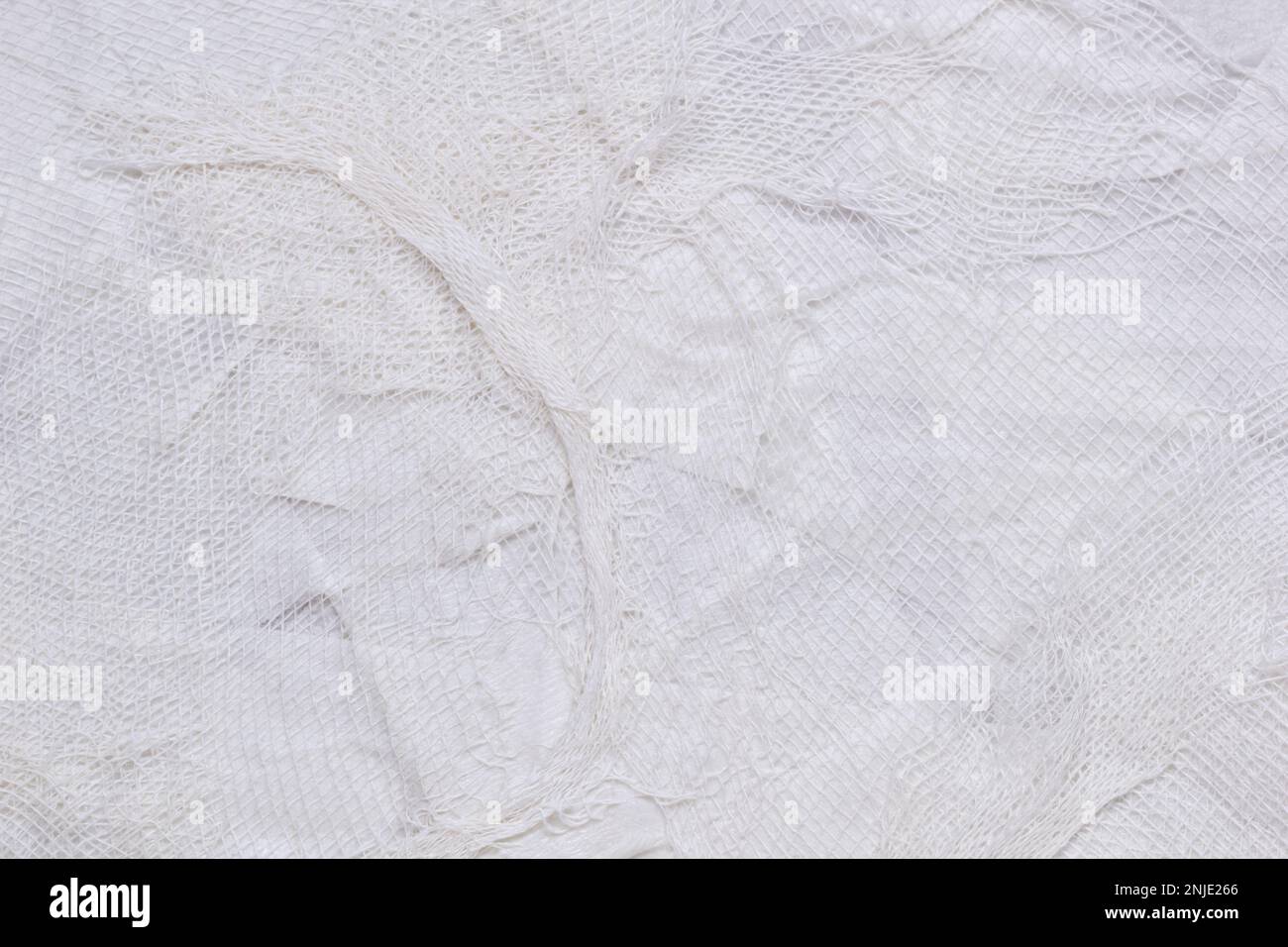 Strukturierter, handgefertigter weißer Textilhintergrund mit Mesh- und Papierbasis. Horizontaler Hintergrund handgefertigt für Design Stockfoto