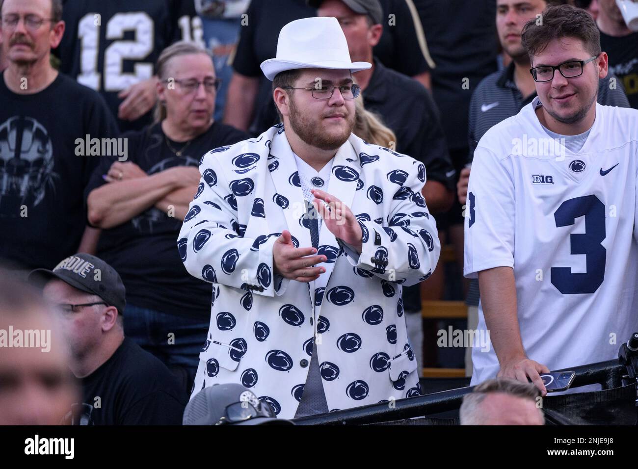 WEST LAFAYETTE, IN - SEPTEMBER 01: A Penn State fan in the stands during the college football game between the Purdue Boilermakers and Penn State Nittany Lions on September 1, 2022, at Ross-Ade Stadium in West Lafayette, IN. (Photo by Zach Bolinger/Icon Sportswire) (Icon Sportswire via AP Images) Stockfoto