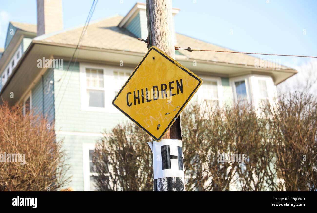 Fußgänger- und Kinderschulbereich gelbes Warnschild Achtung Verkehrsschild Stockfoto