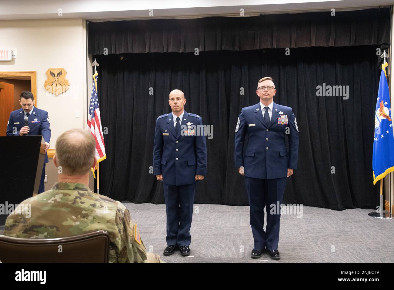 Chief Master Sgt. Jason Henke und Oberst Matthew Calhoun stehen während einer Zeremonie zur Übernahme der Verantwortung am 7. August 2022 auf der Whiteman Air Force Base, Missouri, zur Verfügung. Bei der Zeremonie wird Henke offiziell als neuer Oberfeldwebel des Flügels anerkannt. Stockfoto