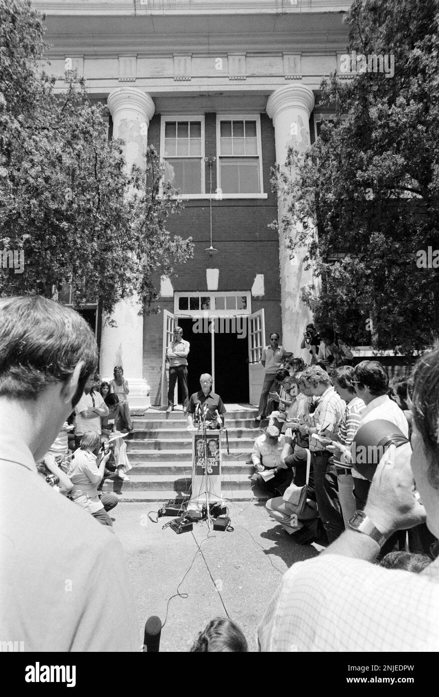 1976 der demokratische Präsidentschaftskandidat Jimmy Carter spricht von den Stufen der Plains High School in Plains, GA, zur Presse. Carter besuchte die Schule in seiner Jugend. Stockfoto