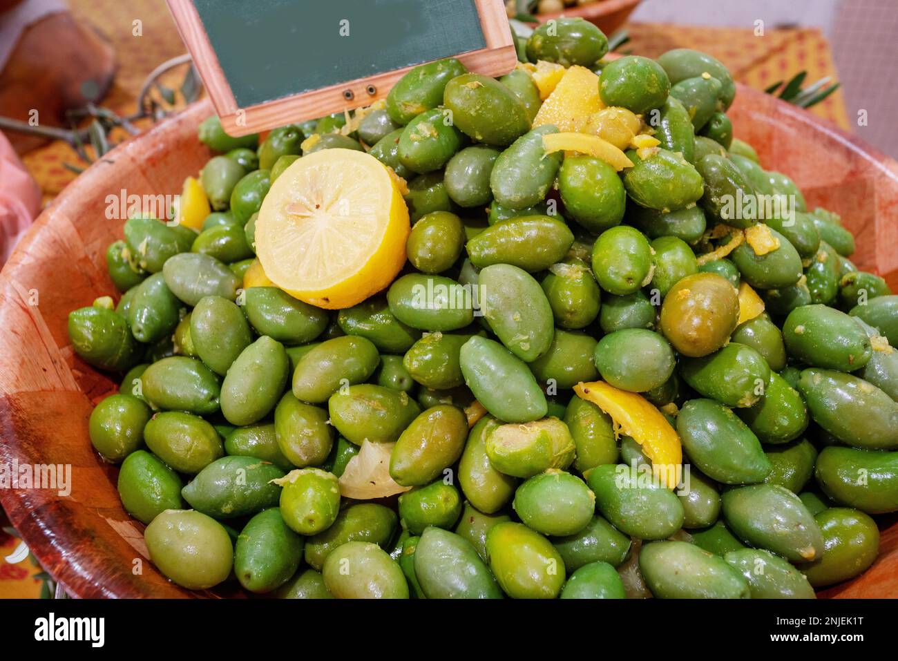 Im Stall befinden sich große gesalzene Oliven, „Bella di Cerignola“ mit Zitronengeschmack, eine autokchthone Olivensorte, die in der Region Apulien (Italien) angebaut wird Stockfoto