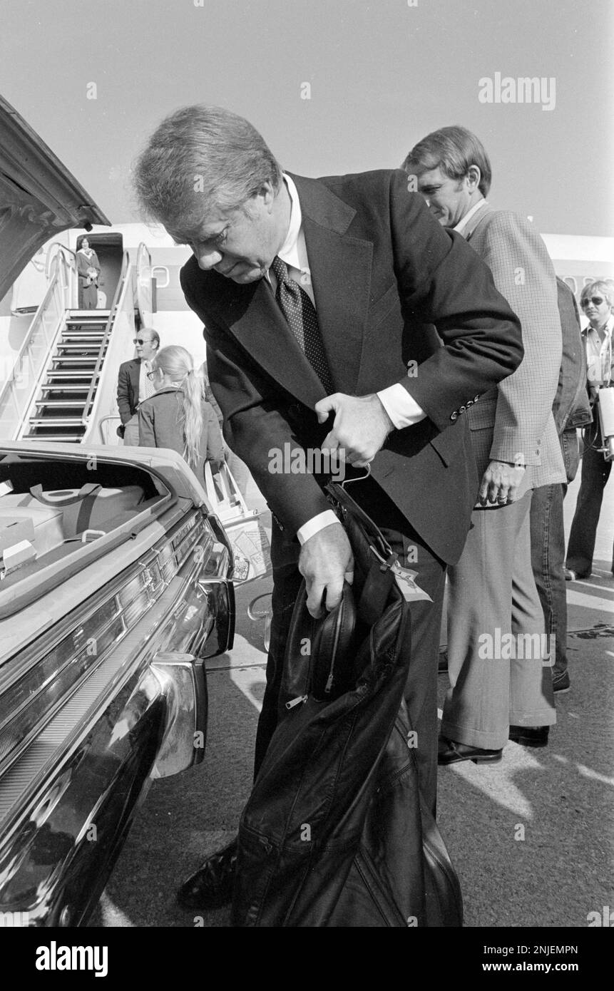 Der designierte Präsident Jimmy Carter, Frau Rosalynn, Tochter Amy und Sohn Chip mit Frau Caron gehen an Bord eines Charterflugs nach Washington DC, wo Carter zum 39. Präsidenten der Vereinigten Staaten eingeweiht wird. Stockfoto