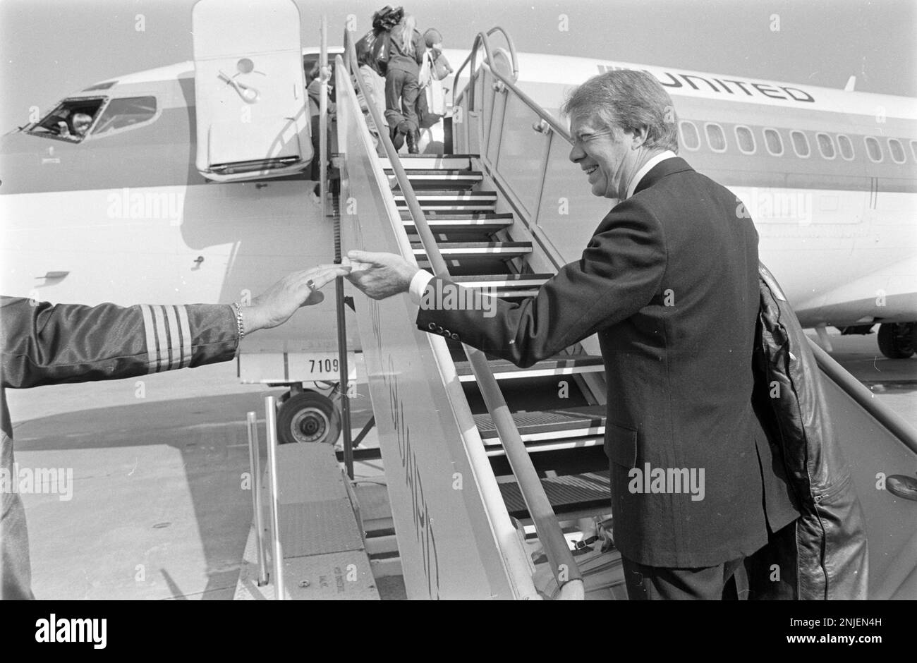 Der designierte Präsident Jimmy Carter, Frau Rosalynn, Tochter Amy und Sohn Chip mit Frau Caron gehen an Bord eines Charterflugs nach Washington DC, wo Carter zum 39. Präsidenten der Vereinigten Staaten eingeweiht wird. Stockfoto