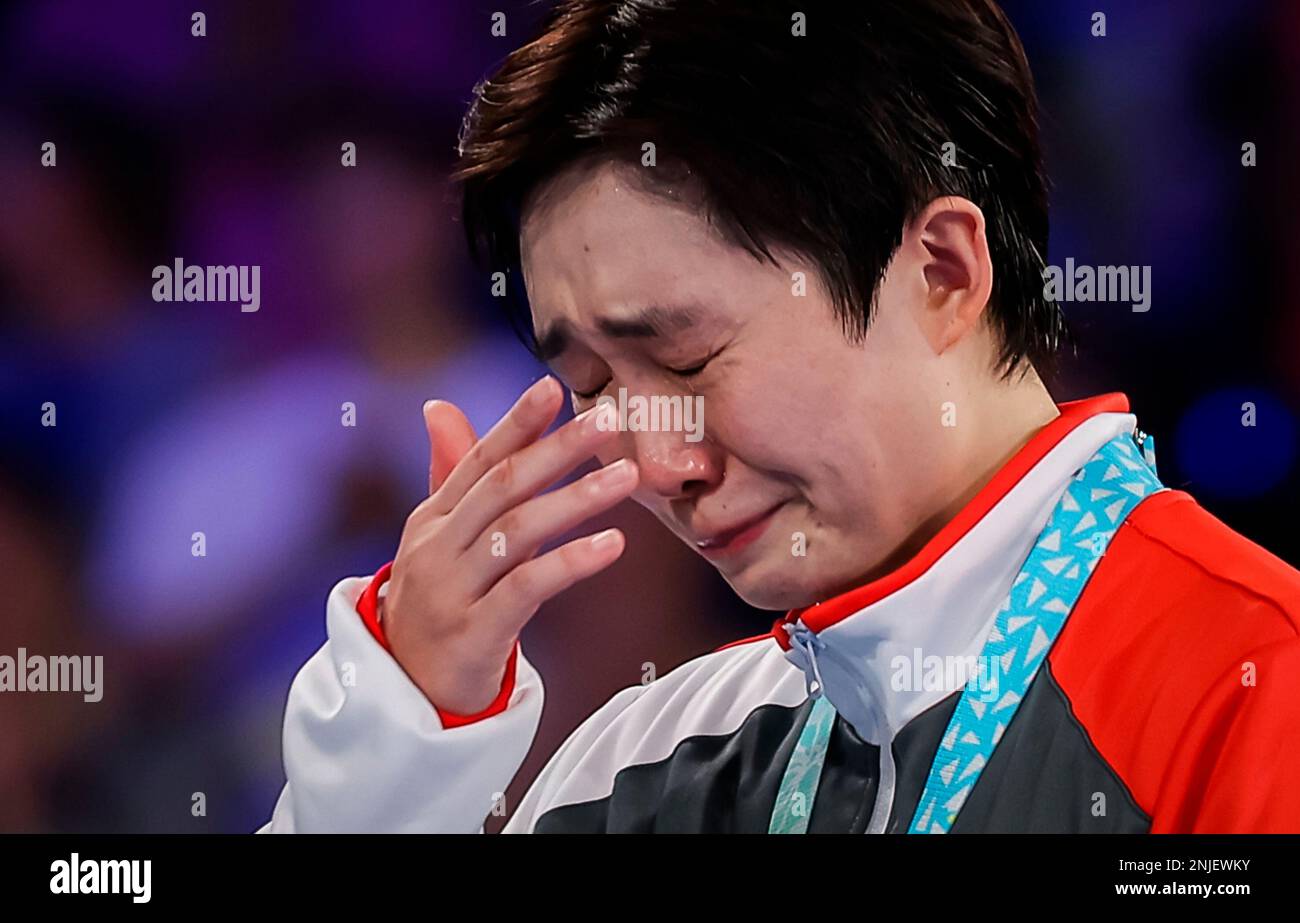 An emotional Feng Tianwei crying on the podium after winning the table tennis women's singles gold at the Birmingham Commonwealth Games, 7 August 2022. (Singapore Press via AP Images) Stockfoto