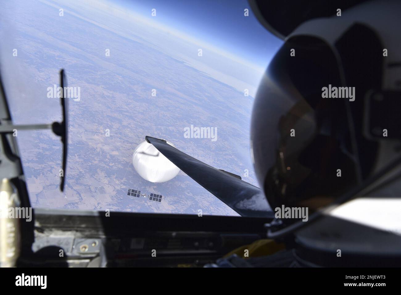 EIN US-AMERIKANISCHER Air Force U-2-Pilot fotografiert einen mutmaßlichen chinesischen Überwachungsballon, der am 3. Februar 2023 über dem Zentralkontinental der Vereinigten Staaten schwebt. Auf Anweisung des Präsidenten der Vereinigten Staaten und mit der vollen Unterstützung der kanadischen Regierung, eine US-amerikanische Air Force F-22 Raptor, auf Autorität des Northern Command, hat den chinesischen Spionageballon im souveränen US-Luftraum und über den Hoheitsgewässern der USA am 4. Februar 2023 angegriffen und zum Absturz gebracht. Die Wiederaufbaumaßnahmen begannen kurz nach dem Absturz des Ballons. Foto mit freundlicher Genehmigung des US-Verteidigungsministeriums (Department of Defense/UPI) Stockfoto