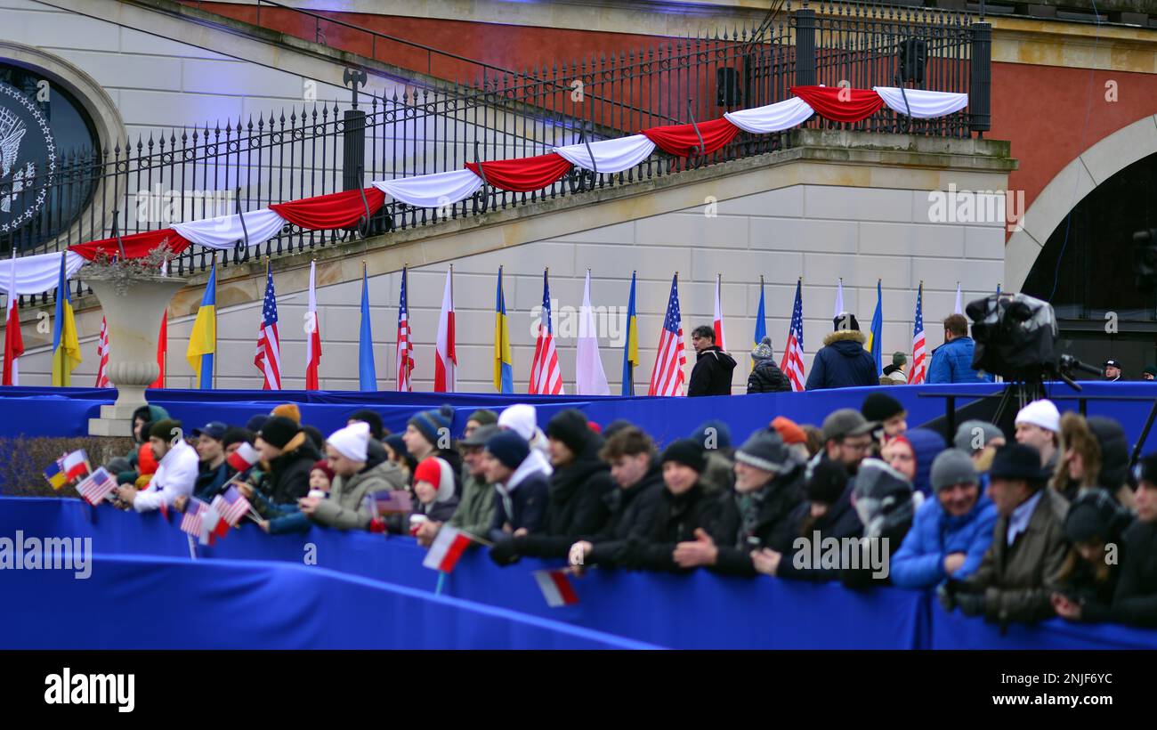 Warschau, Polen. 21. Februar 2023 Audienz während der Rede von Präsident Joe Biden in den Gärten des Königlichen Schlosses Warschau. Stockfoto