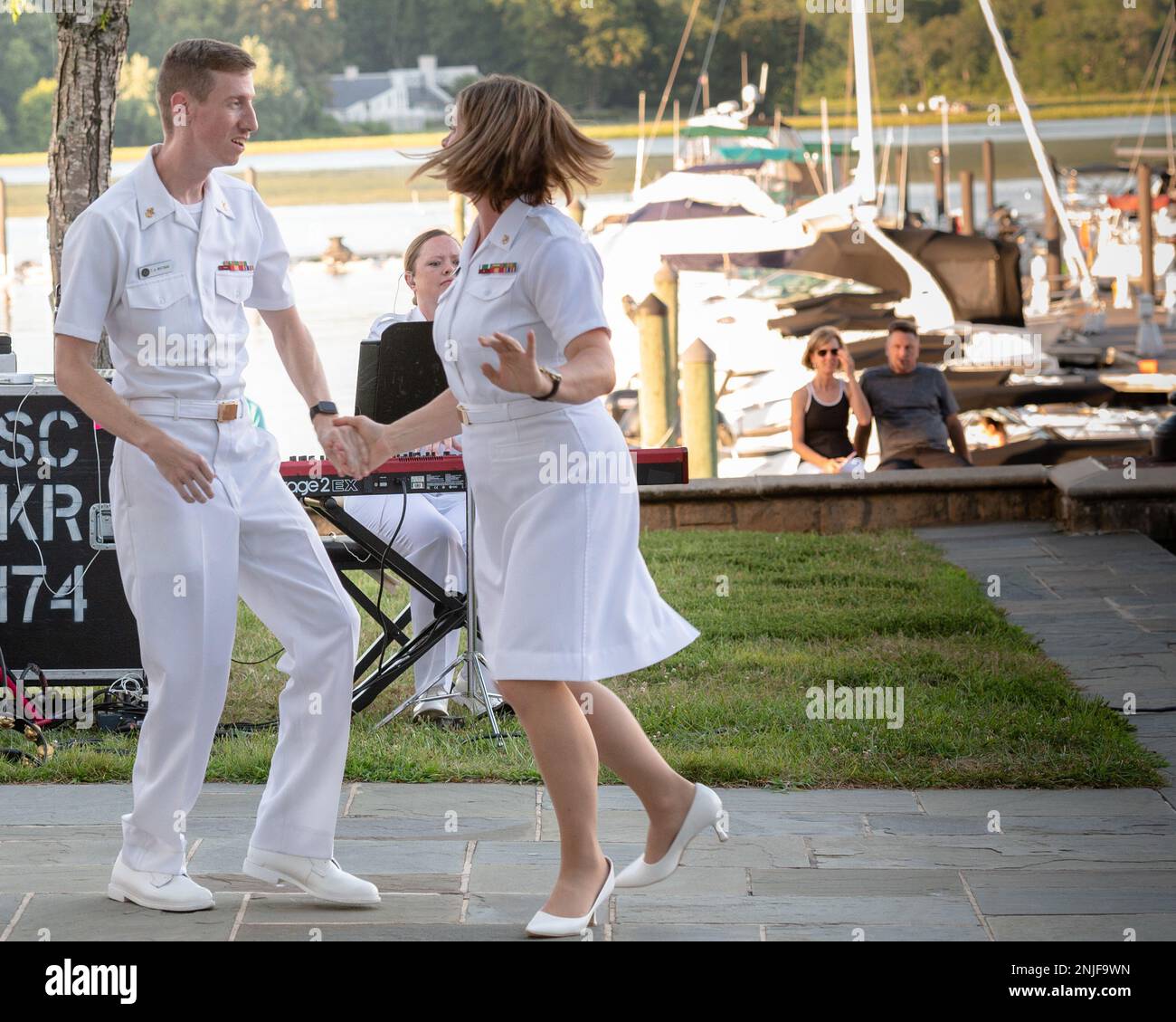 220807-N-FD081 WASHINGTON (August 8,2022) die Chefmusiker Jennifer A. Stothoff und T. Adam Whitman unterhalten die Menge mit einer Tanznummer bei einem Abendkonzert in Belmont Bay in Woodbridge, VA. Die Sea Chanters treten regelmäßig für die Öffentlichkeit in der Gegend von Washington, D.C. und in den ganzen Vereinigten Staaten auf, während sie nationale Touren machen. Stockfoto